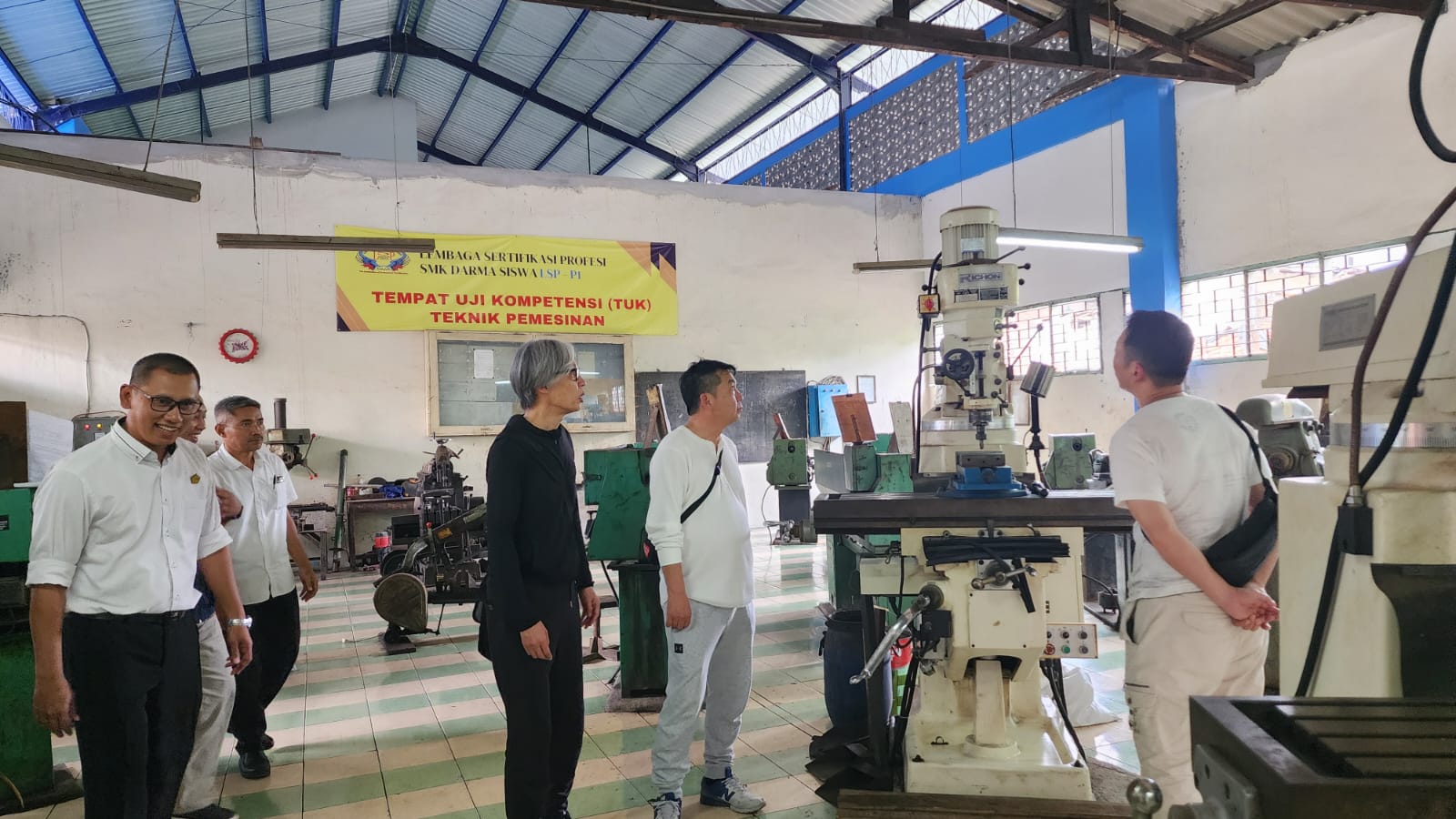 KEREN: Kunjungan Mitra Kerja dari negara Jepang meninjau Bengkel Teknik Pemesinan SMK Darma Siswa 1 Sidoarjo. (ANAS/RADAR SIDOARJO)
