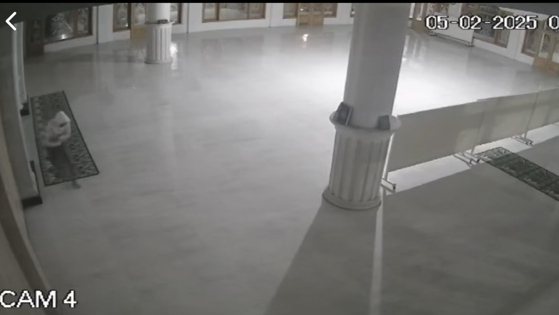 TEREKAM : Terduga pelaku pencurian uang kotak amal di masjid Desa Junwangi, Krian, Sidoarjo, terekam kamera CCTV saat kabur. (IST/RADAR SIDOARJO)