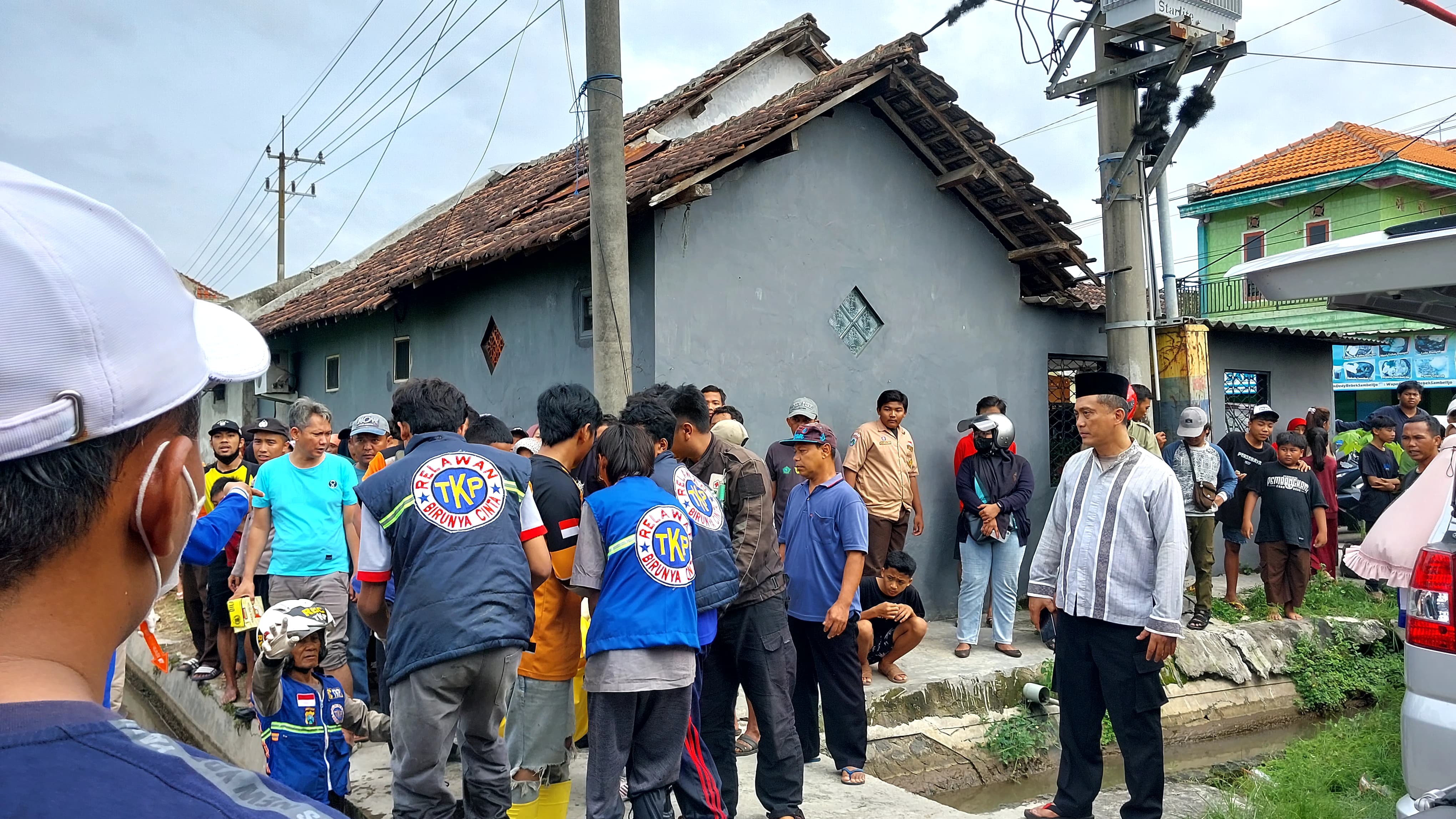 HEBOH: Warga Desa Singogalih, Tarik, melihat evakuasi jasad korban di sungai.
