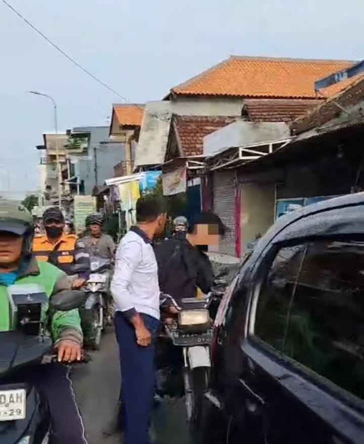 VIRAL : Rekaman ponsel warga memperlihatkan pelajar dipukul pria di Jalan Kutuk, Sidoarjo.(IST/RADAR SIDOARJO)