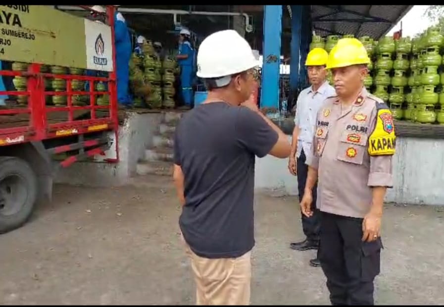 CEK : Kapolsek Krian Kompol IGP Atma Giri mengecek stok dan distribusi LPG 3 kg di SPBE wilayah Krian, Sidoarjo. (IST/RADAR SIDOARJO)