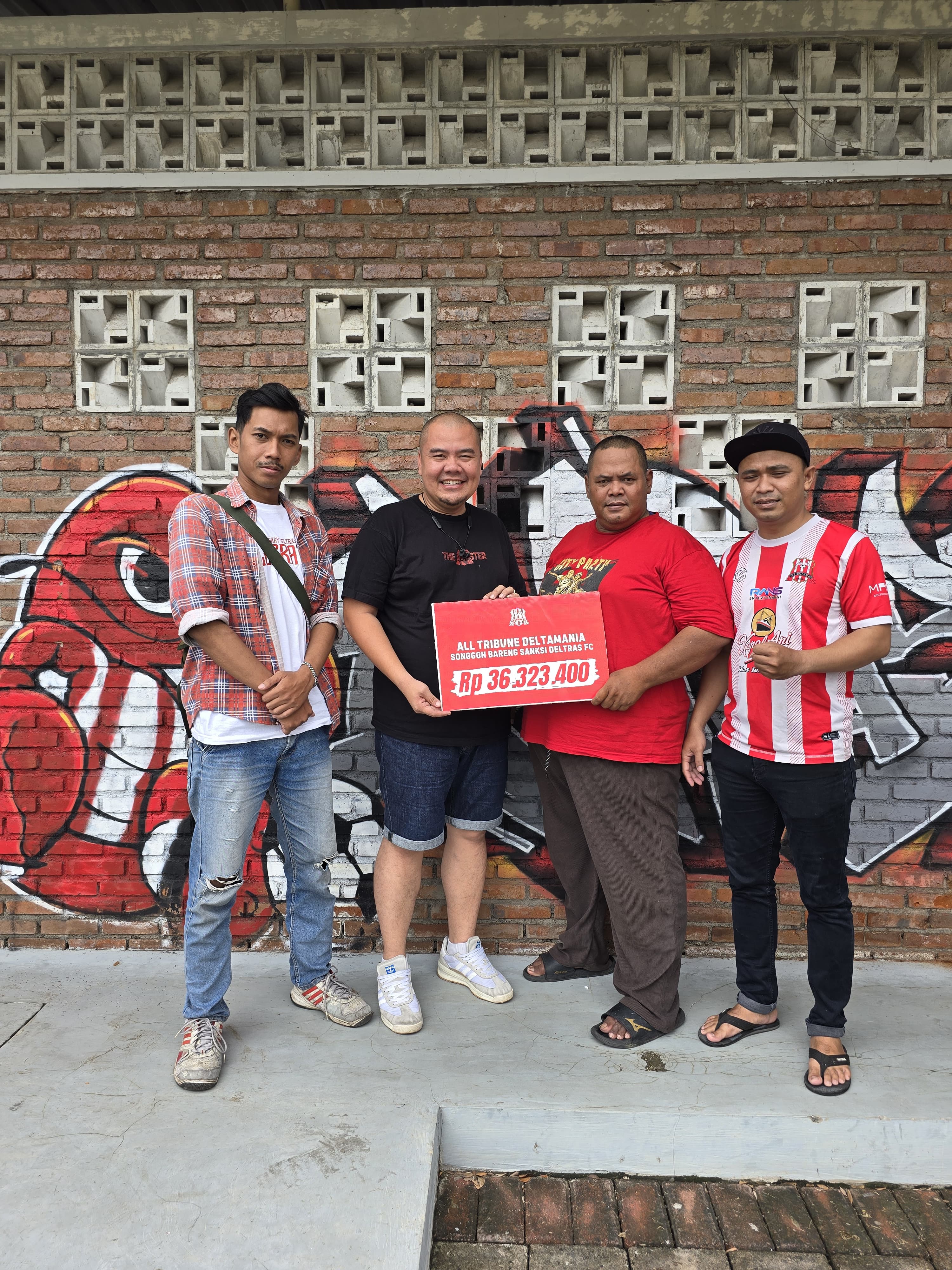 SOLIDARITAS: Ketua Deltamania, Syaiful Bakirok (Nomor dua dari kanan) saat menyerahkan uang donasi ke COO Deltras Sidoarjo, Ronny Suhatril (Nomor dua dari kiri). (IST/RADAR SIDOARJO)