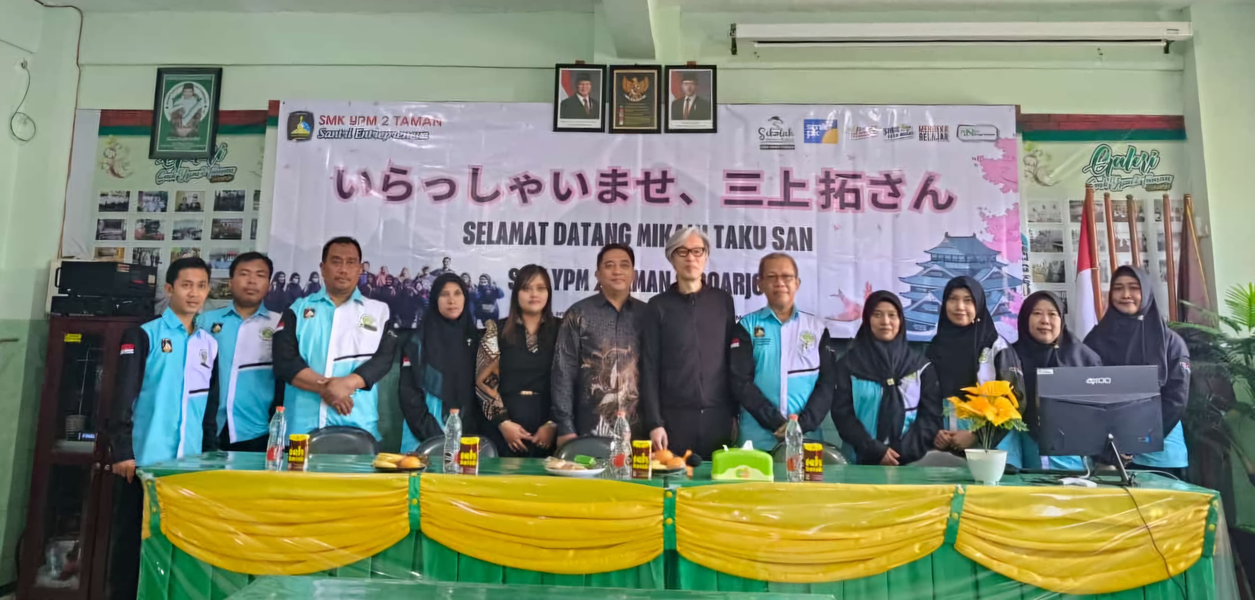 KOMPAK: Foto bersama Ketua Asosiasi Penempatan Tanaga Magang Jepang, Mikami Taku San (Tengah) dengan para guru SMK YPM 2 Taman. (ANAS/RADAR SIDOARJO)  &nbsp;