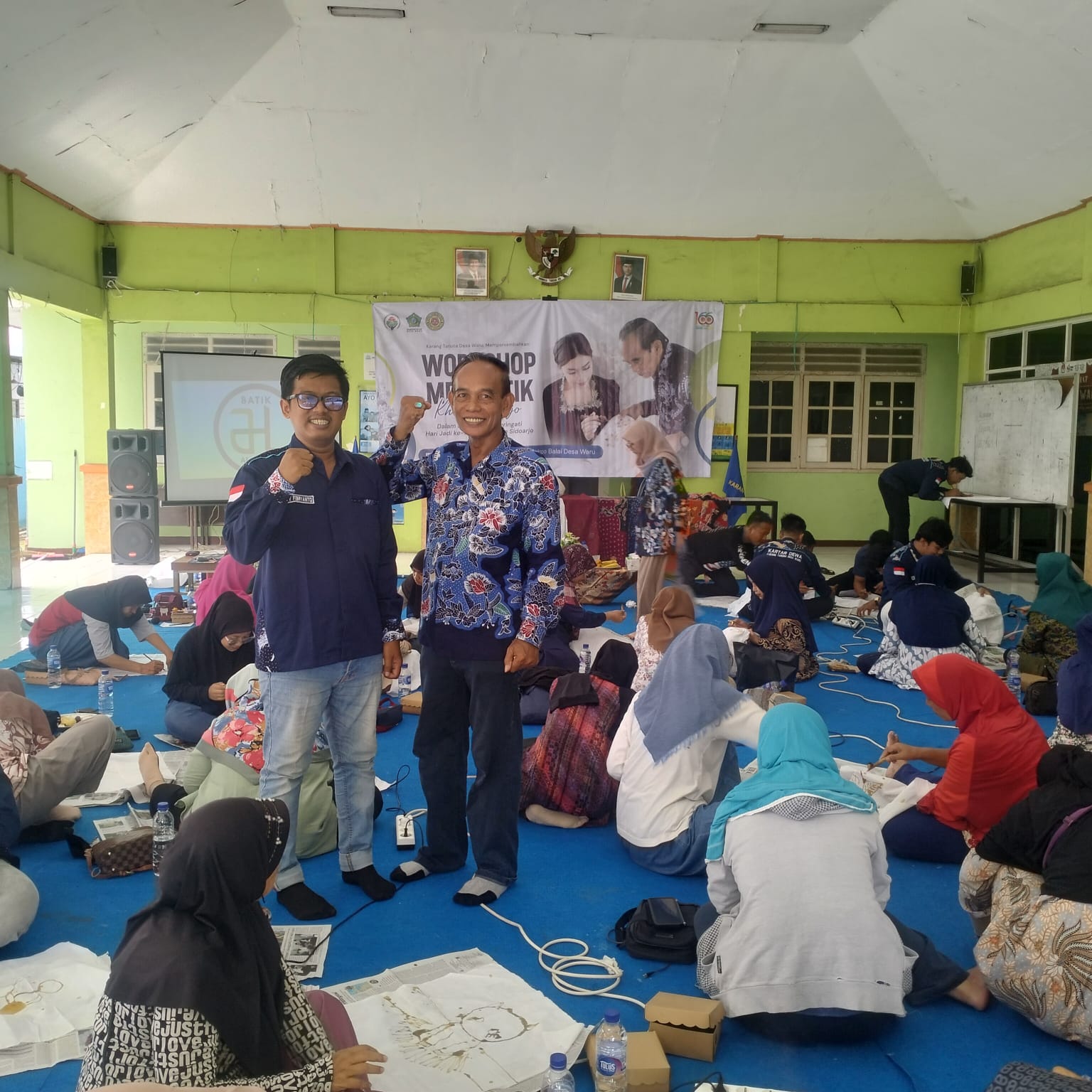 KOMPAK: Foto bersama ketua Karang Taruna Desa Waru, Dwy Febryanto bersama narasumber Nurul Huda saat kegiatan workshop membatik (ANAS/RADAR SIDOARJO)