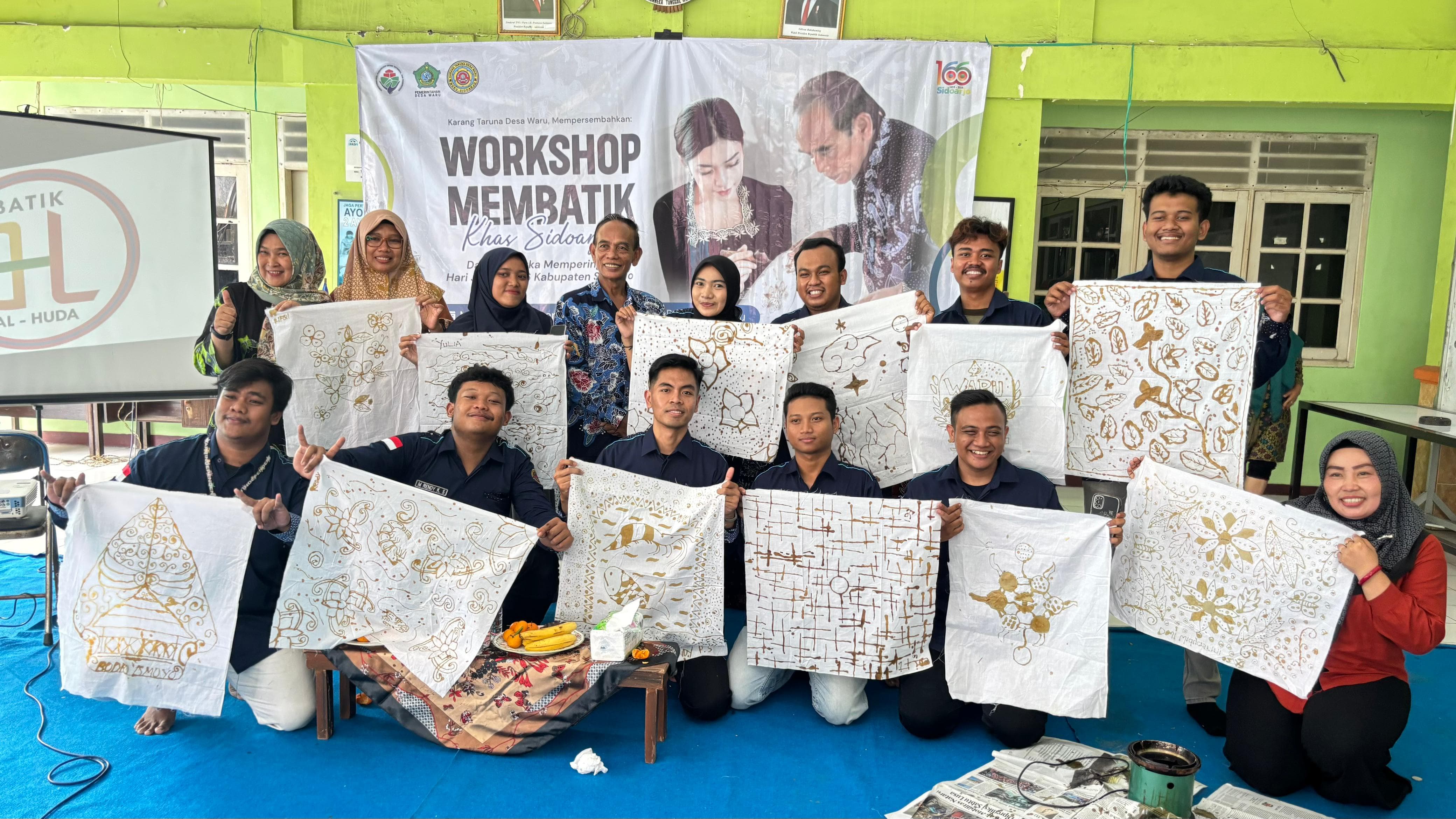 KEREN: Karang Taruna dan warga Desa Waru saat menujukan hasil menggambar tulis membatik. (ANAS/RADAR SIDOARJO)