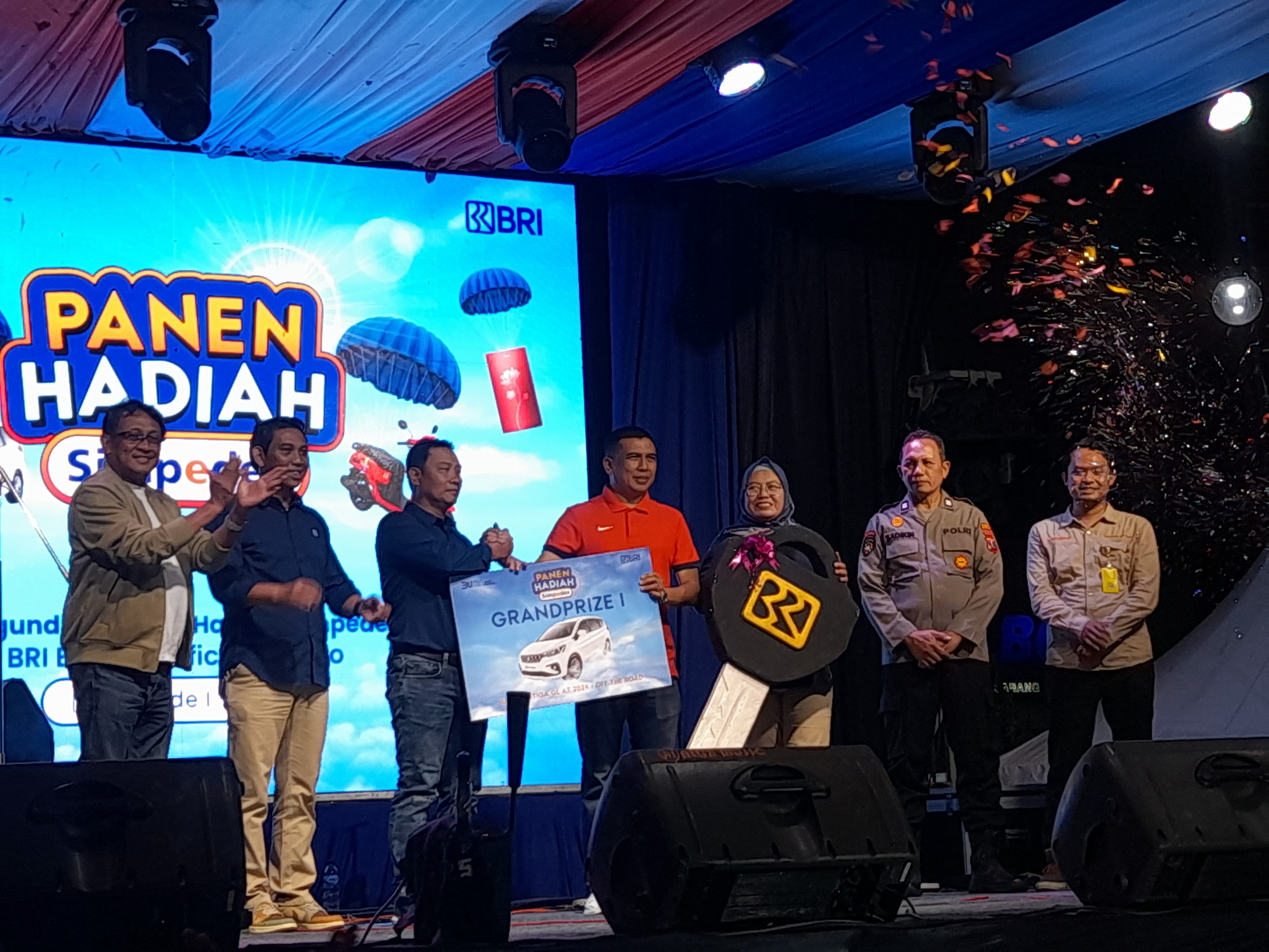 PEMENANG: Branch Manager BRI Cabang Sidoarjo, Sudono (tiga dari kiri) saat memberikan hadiah utama &nbsp;secara simbolis. (M SAIFUL ROHMAN/RADAR SIDOARJO)
