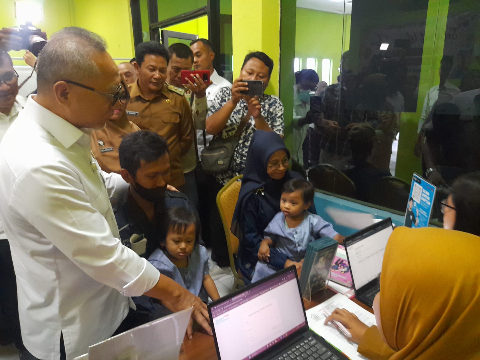 MULAI: Menteri Koordinator Bidang Pangan, Zulkifli Hasan saat berbicara dengan salah satu pasien yang antre cek kesehatan gratis di Puskesmas Taman, Sidoarjo. (M SAIFUL ROHMAN/RADAR SIDOARJO)