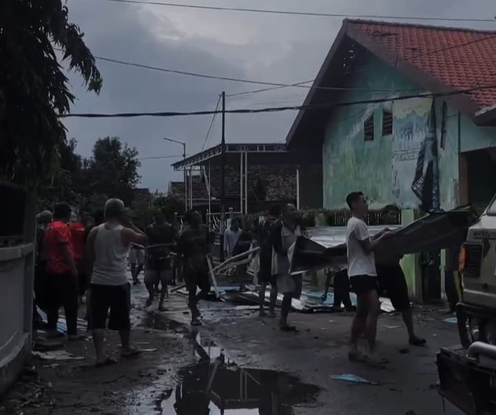 GOTONG ROYONG: Warga Desa Panggreh, Jabon, Sidoarjo, membersihkan serpihan kanopi yang bertebaran di jalan akibat angin puting beliung, Minggu (9/2). (IST/RADAR SIDOARJO)