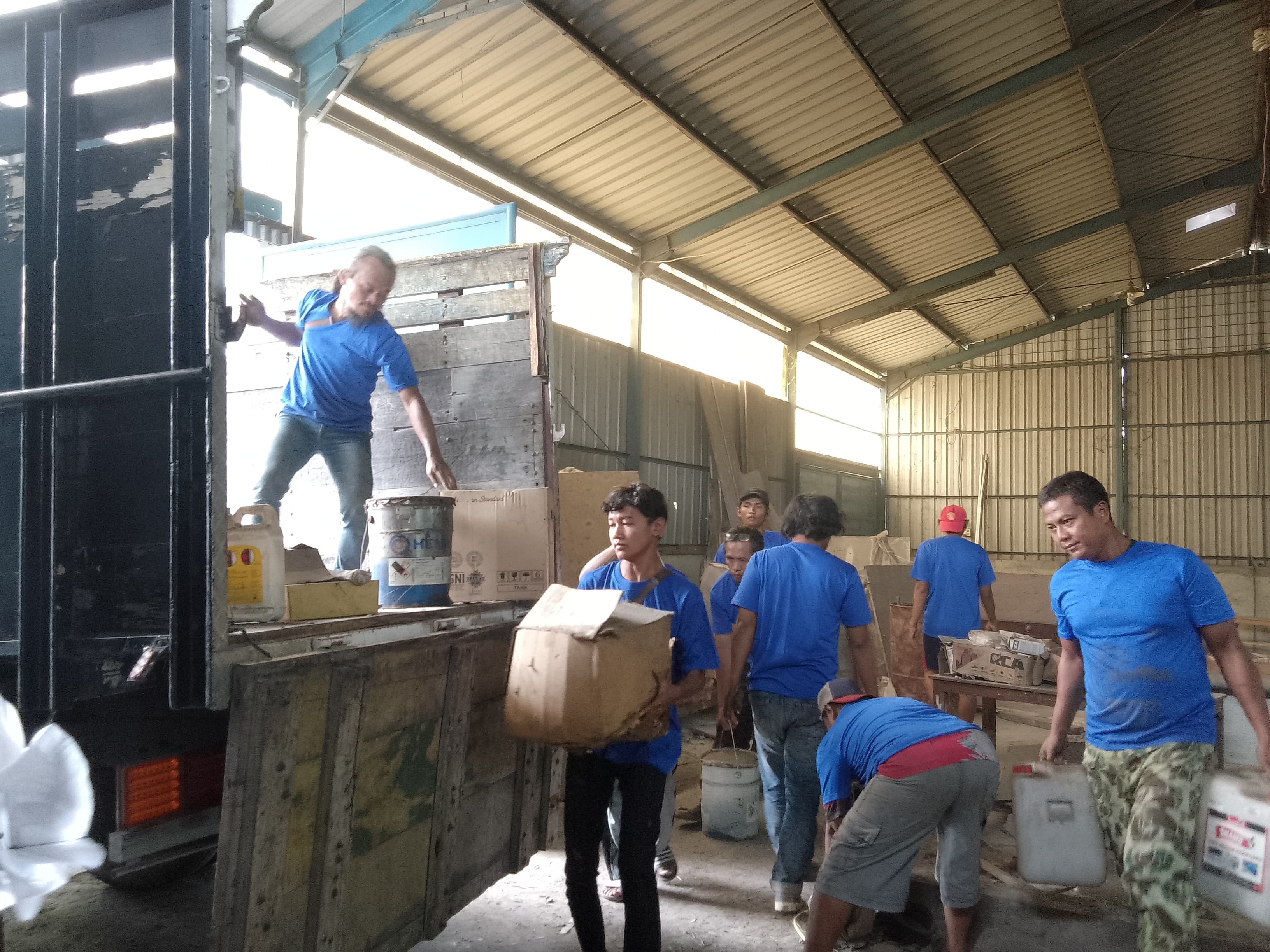 GOTONG ROYONG : Petugas juru sita PN Sidoarjo sedang mengevakuasi alat-alat di gudang, Janti, Waru, Senin (10/2). (DIKY PUTRA SANSIRI/RADAR SIDOARJO)