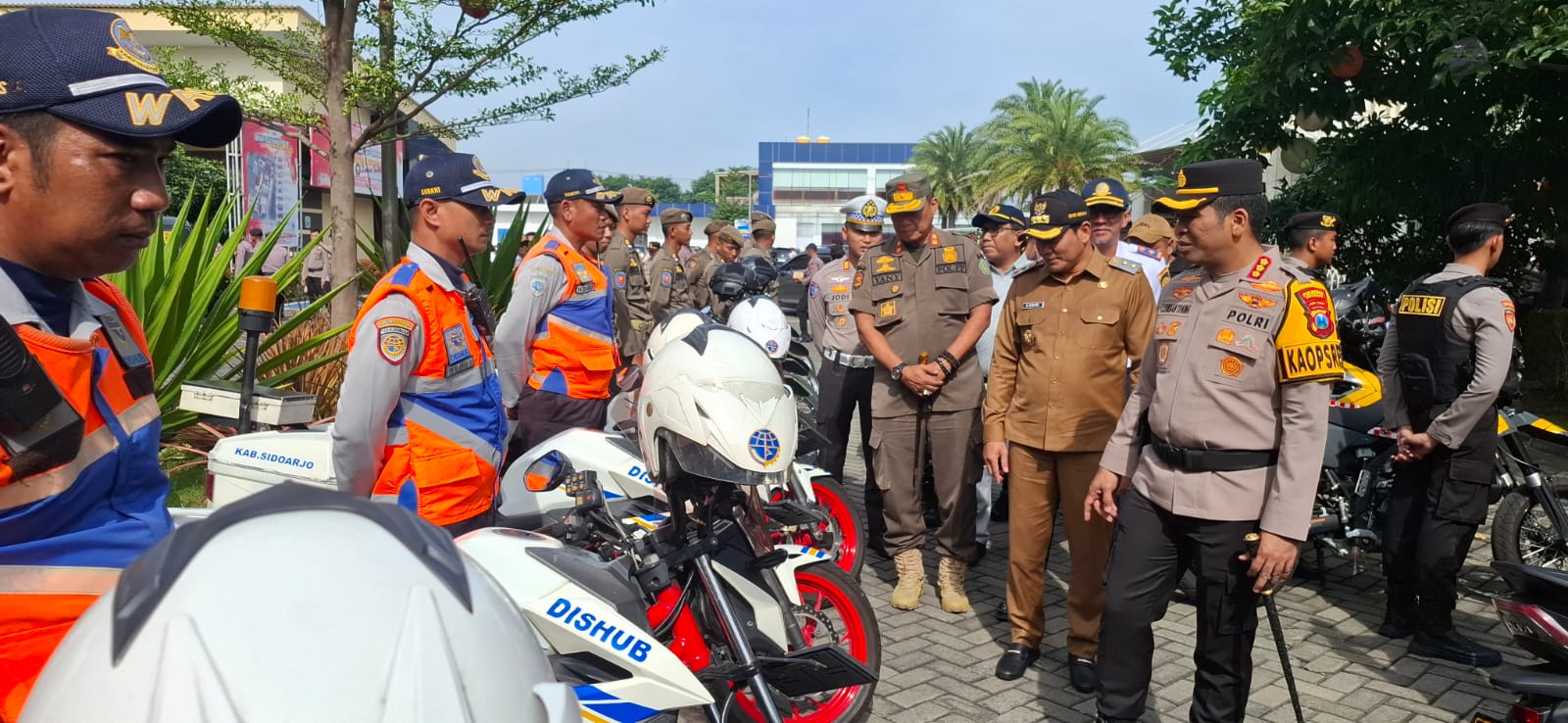 KESIAPAN : Plt Bupati Sidoarjo Subandi bersama Kapolresta Sidoarjo Kombes Pol Christian Tobing saat melihat kesiapan anggota gabungan jelang Operasi Keselamatan Semeru 2025. (IST/RADAR SIDOARJO)