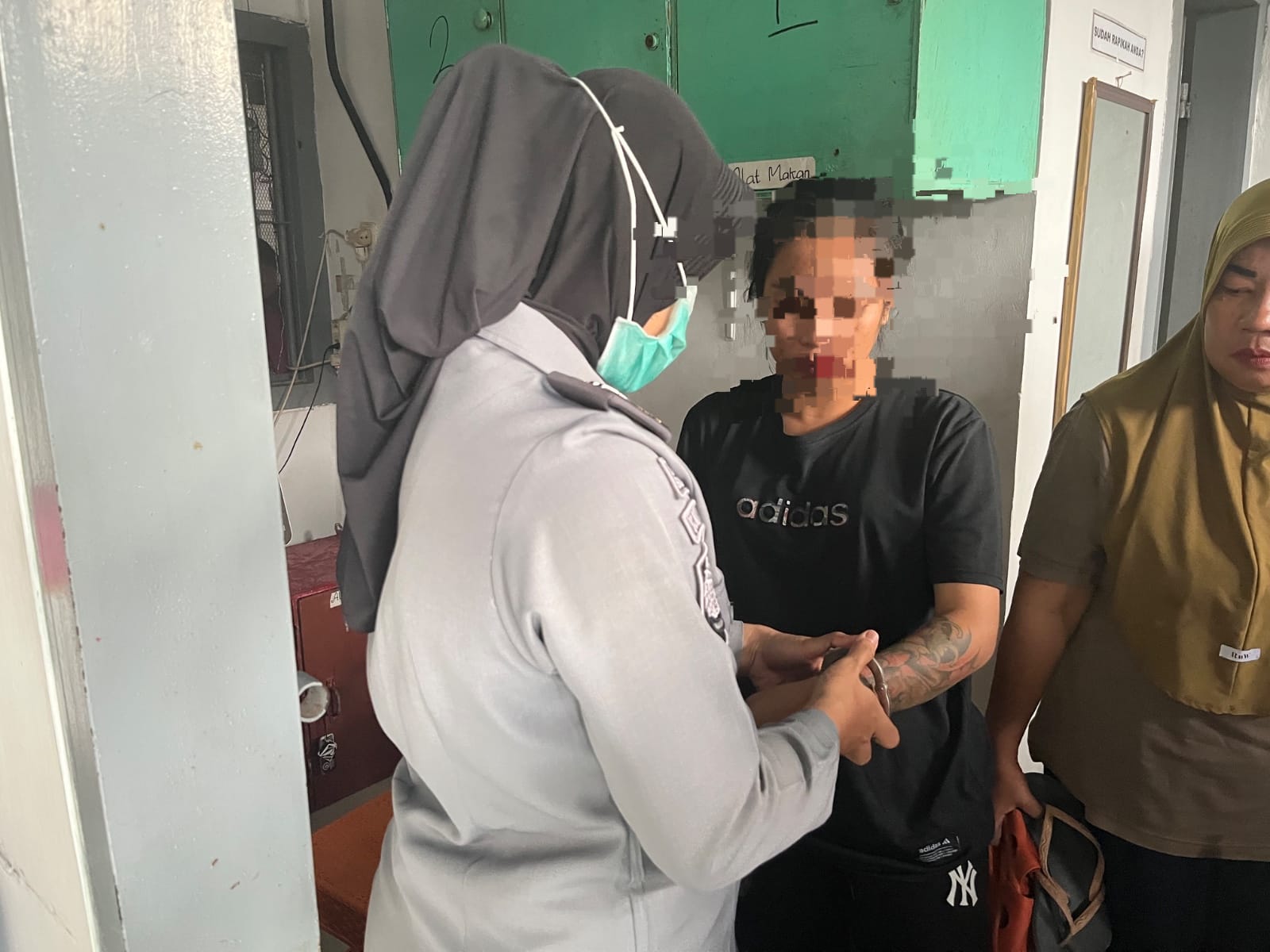 KETAT : Proses pemindahan narapidana di Rutan Perempuan Kelas IIA Surabaya di Porong, Sidoarjo. (IST/RADAR SIDOARJO)