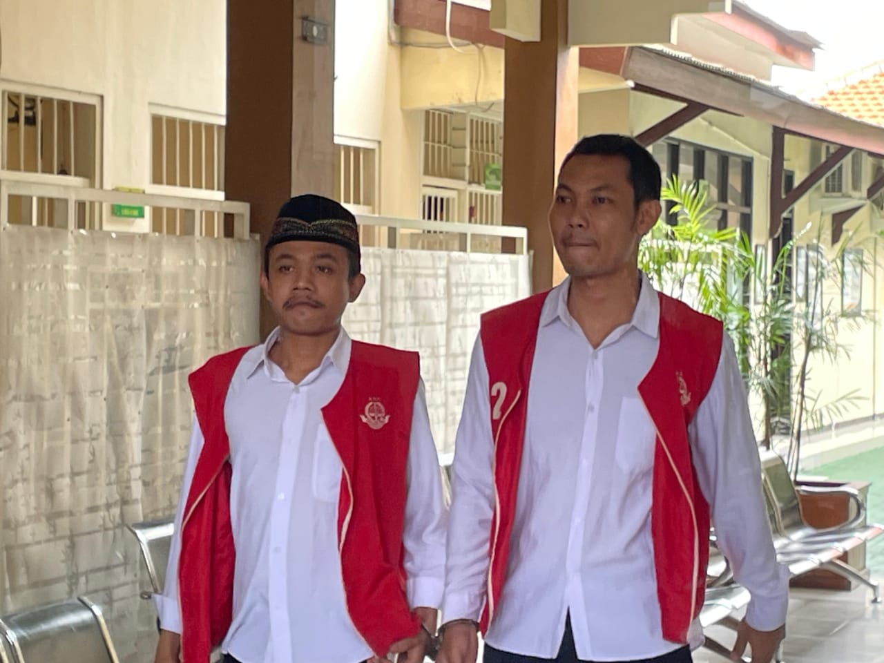 DITUNTUT : Erwan Nurmansyah (kanan) usai sidang kasus agenda tuntutan terkait kasus pembunuhan seorang LC di PN Sidoarjo, Selasa (11/12). (DIKY PUTRA SANSIRI/RADAR SIDOARJO)