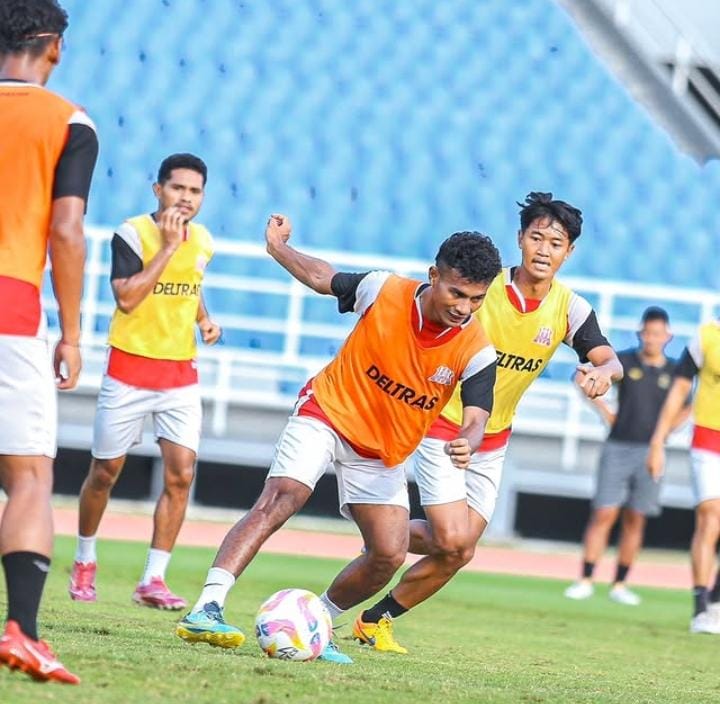 FOKUS: Pemain Deltras Sidoarjo saat latihan guna persiapan melawan PSIM Yogyakarta. (IST/RADAR SIDOARJO)