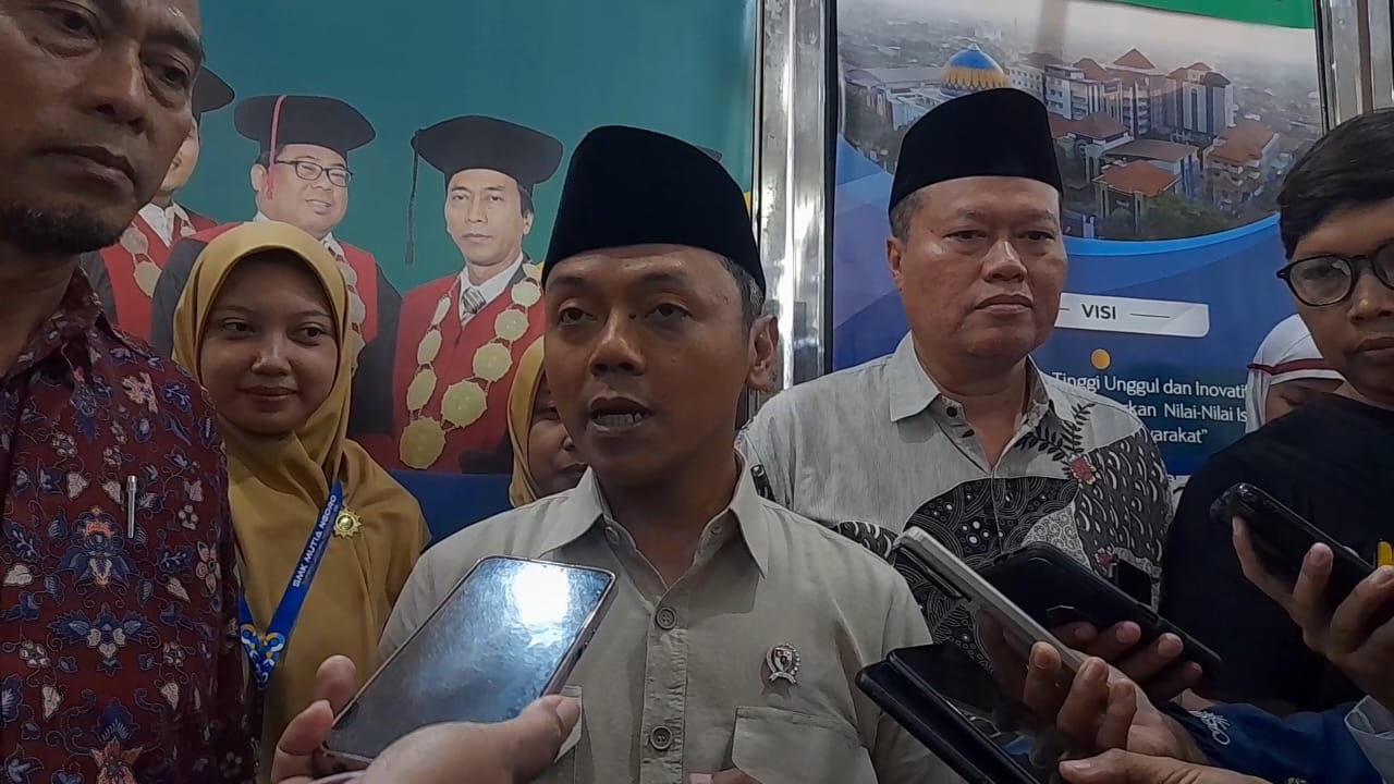 KEBIJAKAN BARU: Wamen Dikdasmen, Fajar Riza saat ditemui pasca mengisi kuliah umum di Umsida. Ia menyampaikan sistem SPMB berubah namun tetap terapkan domisili. (M SAIFUL ROHMAN/RADAR SIDOARJO)