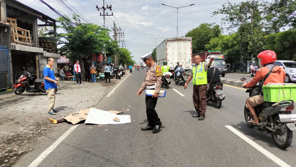 OLAH TKP : Polisi sedang berada di lokasi kecelakaan di Jalan Bringinbendo, Kecamatan Taman, Sidoarjo Selasa (11/2).(IST/RADAR SIDOARJO)