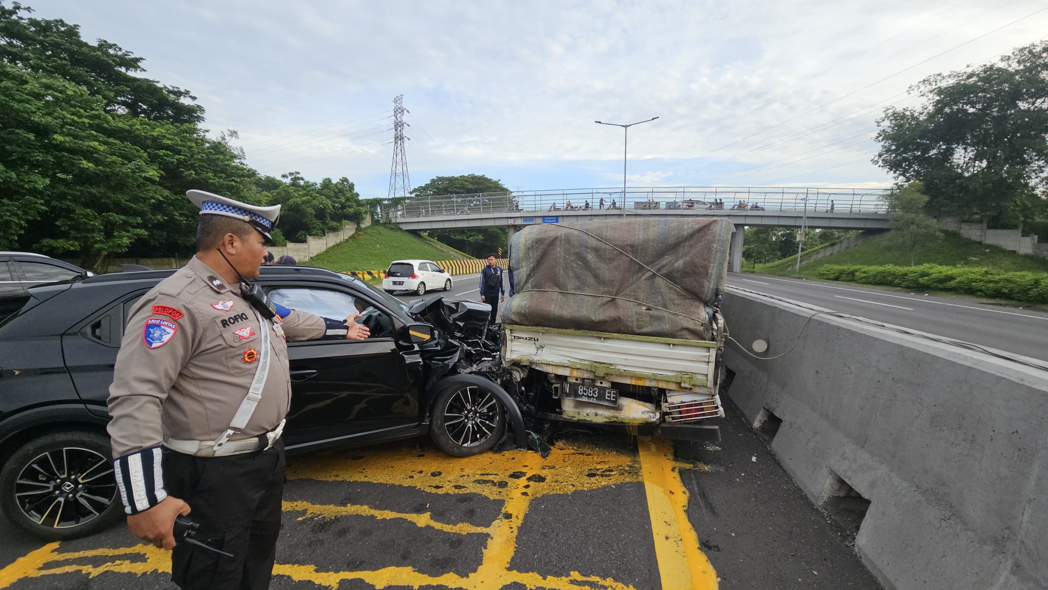 RINGSEK : Kondisi mobil usai terlibat kecelakaan di Tol Sidoarjo arah Waru, Rabu (12/2). (IST/RADAR SIDOARJO)