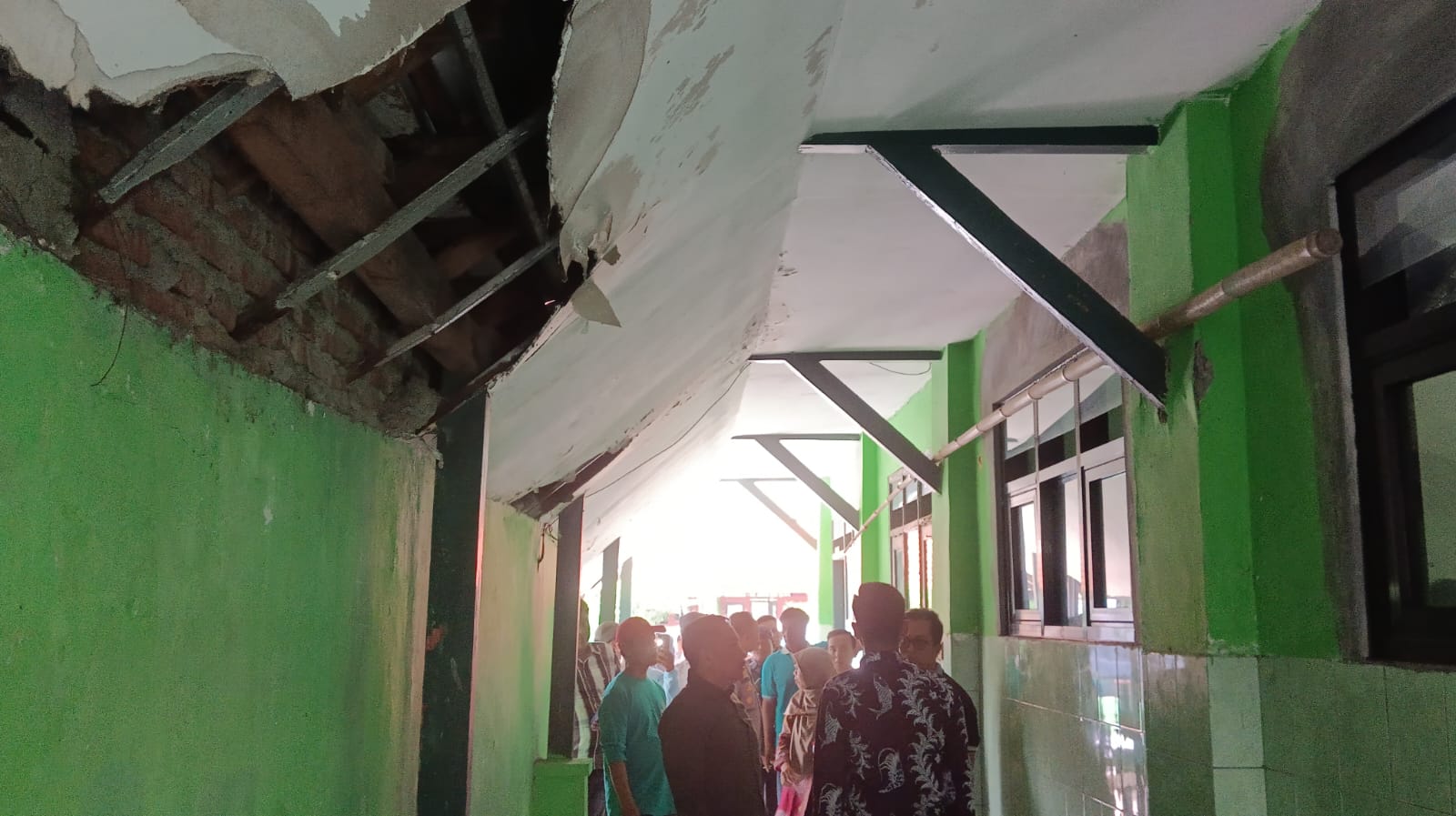 PARAH: Kerusakan atap plafon di SDN Kedungsumur 1, Sidoarjo. Sekolah ini masuk prioritas perbaikan. (IST/RADAR SIDOARJO)