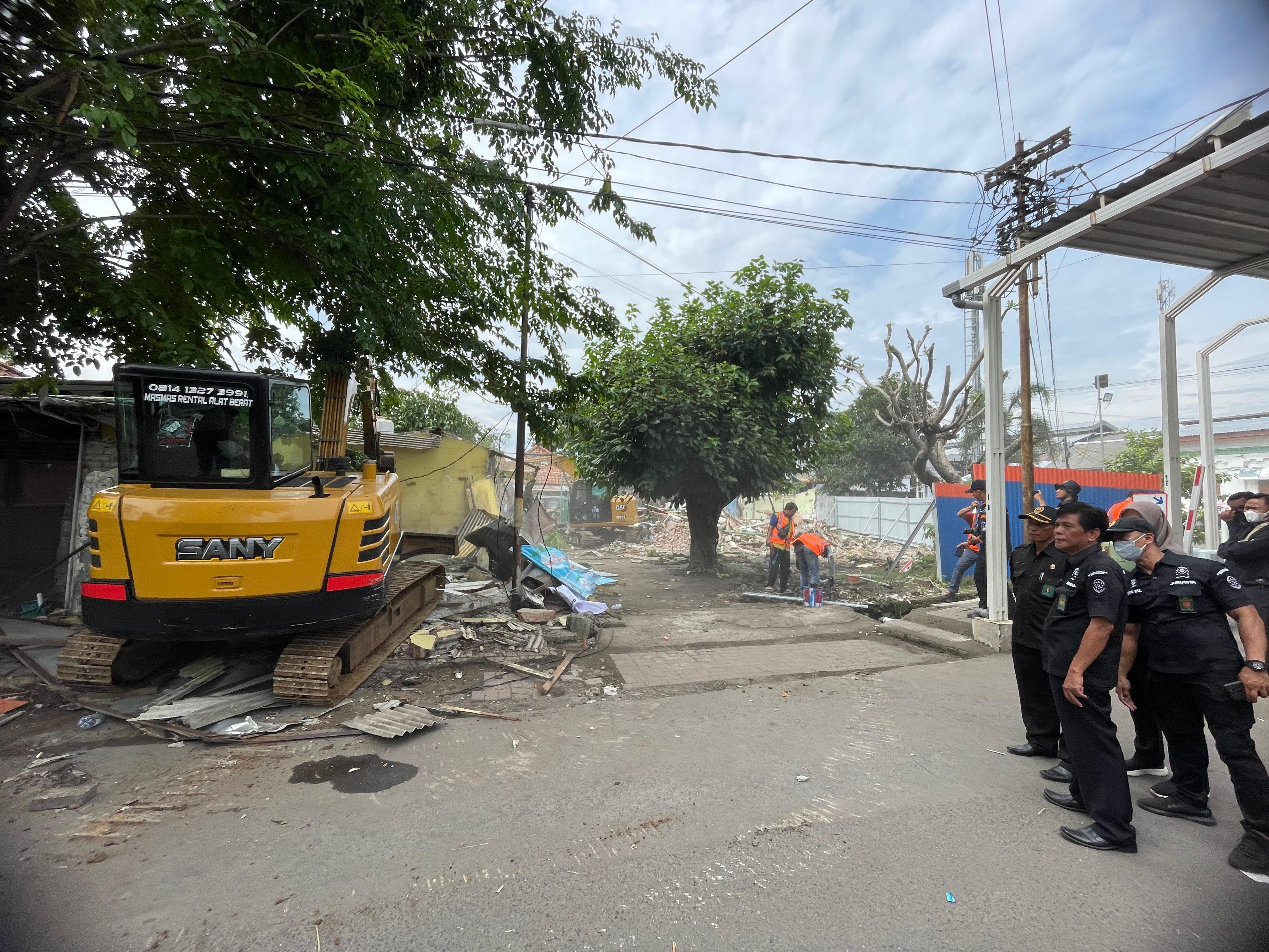 EKSEKUSI : Petugas juru sita PN Sidoarjo sedang mengevakuasi barang-barang di lahan milik PT KAI, Stasiun Sidoarjo, Rabu (12/2). (DIKY PUTRA SANSIRI/RADAR SIDOARJO)