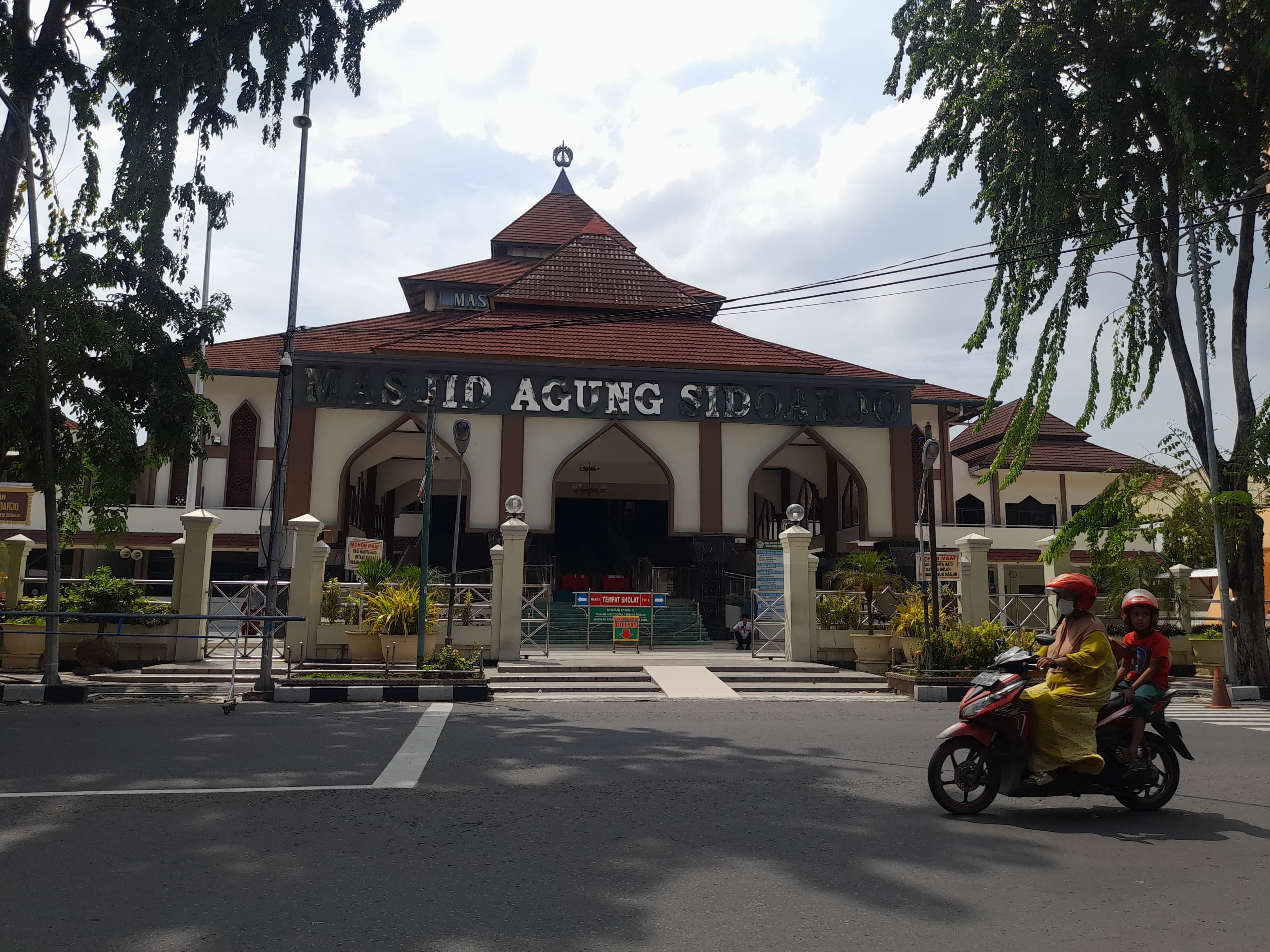 LEBIH NYAMAN: Pemkab segera renovasi Masjid Agung Sidoarjo. Saat ini dalam proses lelang. (M SAIFUL ROHMAN/RADAR SIDOARJO)