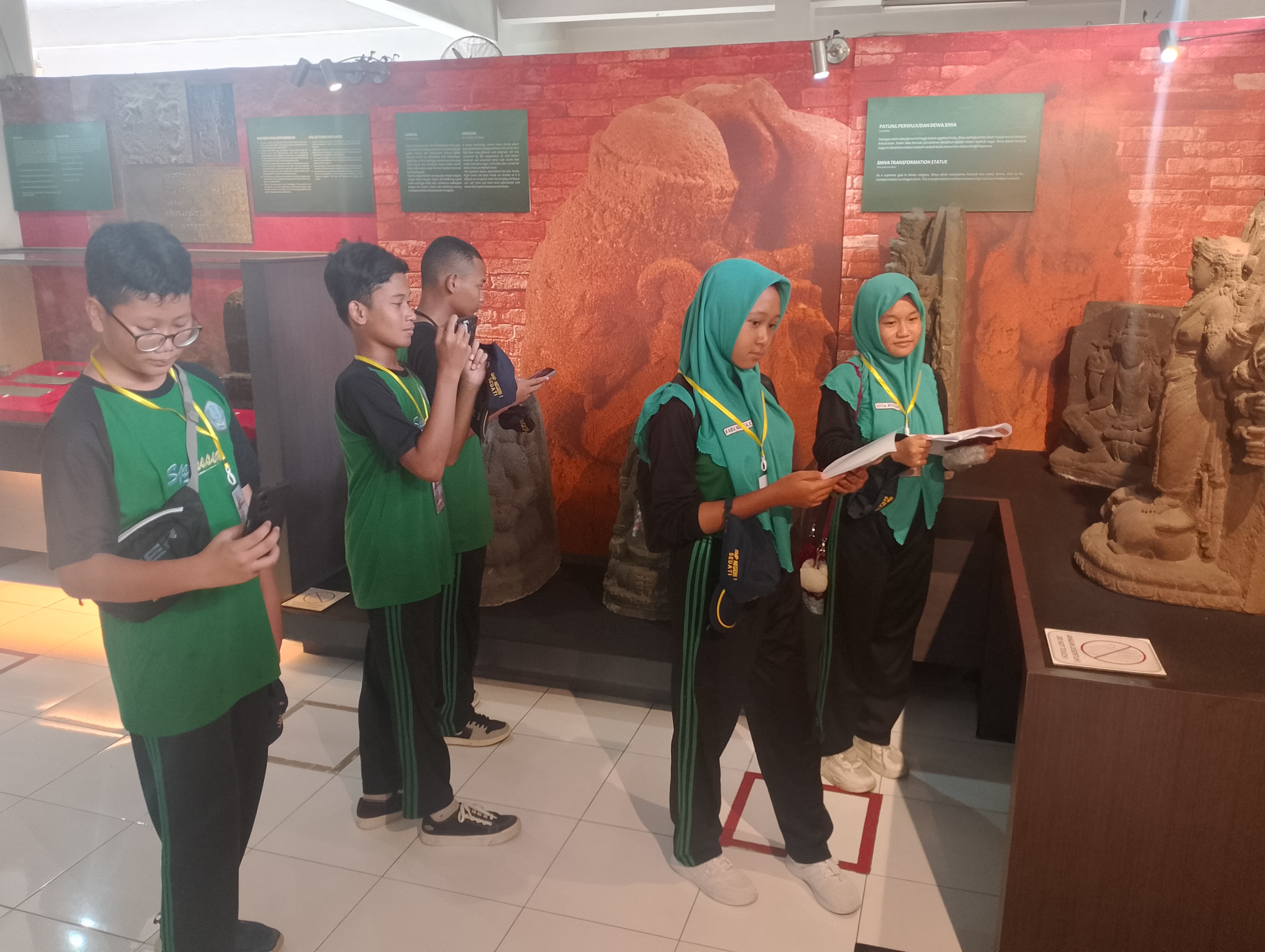 BELAJAR SEJARAH: Museum Mpu Tantular salah satu objek yang dikunjungi. Disini siswa-siswi dapat belajar perkembangan peradaban secara mutakhir lewat koleksi museum. (INDRA WIJAYANTO/RADAR SIDOARJO)