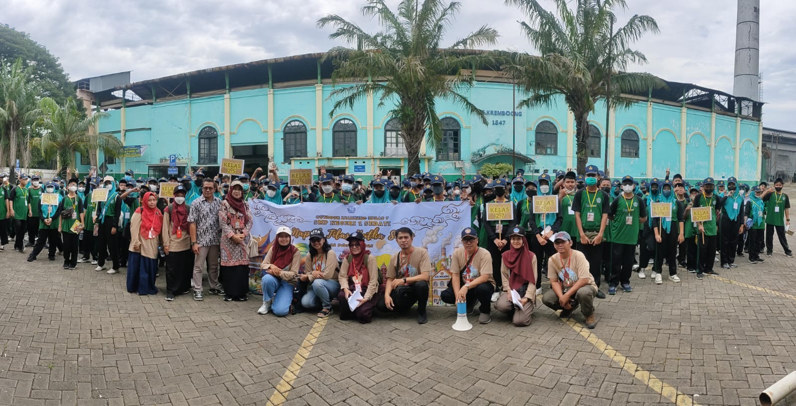 PENGETAHUAN: Kunjungan ke Pabrik Gula Kremboong memberikan wawasan kepada siswa tentang sejarah berdirinya pabrik hingga proses produksi gula.(INDRA WIJAYANTO/RADAR SIDOARJO)