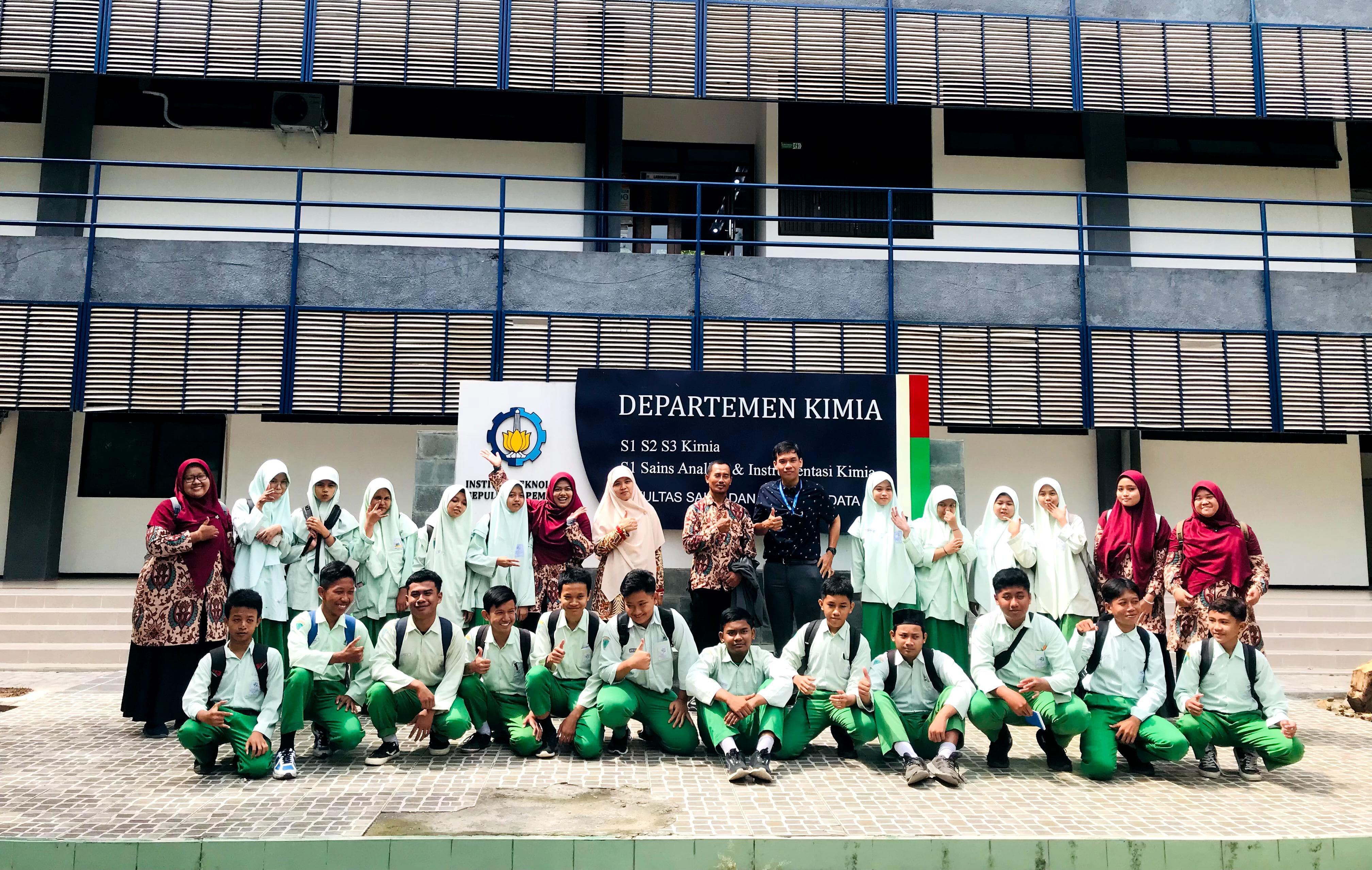 BERHARGA: Siswa SMPIT Nurul Islam Krembung, Sidoarjo foto bersama Kepala Departemen Kimia FSAD ITS, dan Kepala Prodi S1 Sains Analitika dan Instrumentasi Kimia. (ANAS/RADAR SIDOARJO)