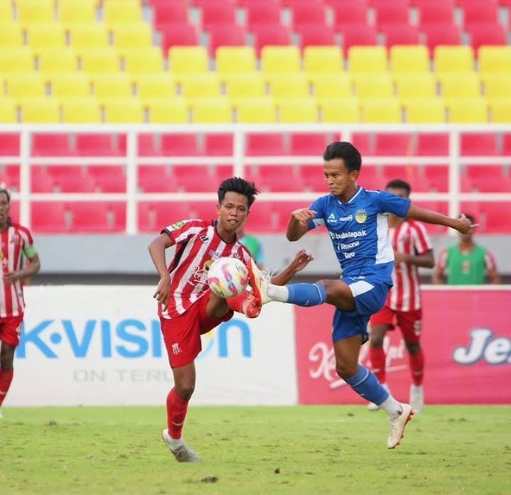 TETAP NGEYEL: Pemain Deltras Sidoarjo saat tampil melawan PSIM Yogyakarta di Stadion Gelora Delta, pada lanjutan babak delapan besar liga 2. (IST/RADAR SIDOARJO)