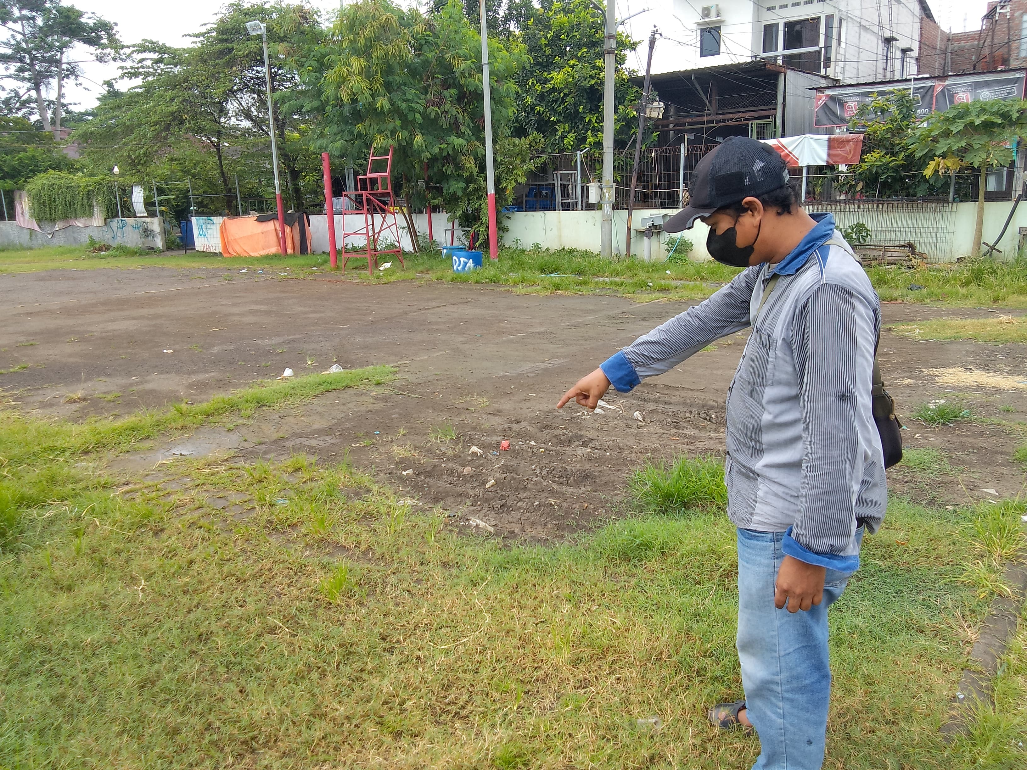 HILANG : Lokasi pencurian sepeda motor di lapangan sepak bola Dusun Alastipis, Desa Pabean, Sedati, Sidoarjo, Kamis (13/2). (DIKY PUTRA SANSIRI/RADAR SIDOARJO)