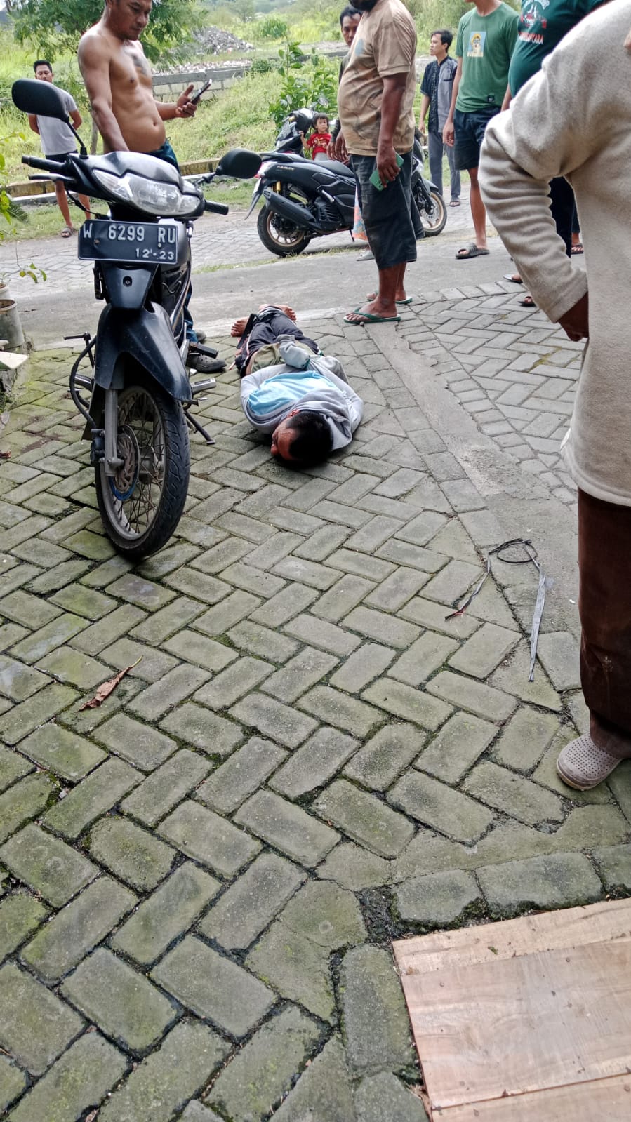 DIAMANKAN : Polisi masih menyelidiki motif penusukan anak terhadap ayahnya di Desa Suruh, Sukodono, Sidoarjo. (IST/RADAR SIDOARJO)
