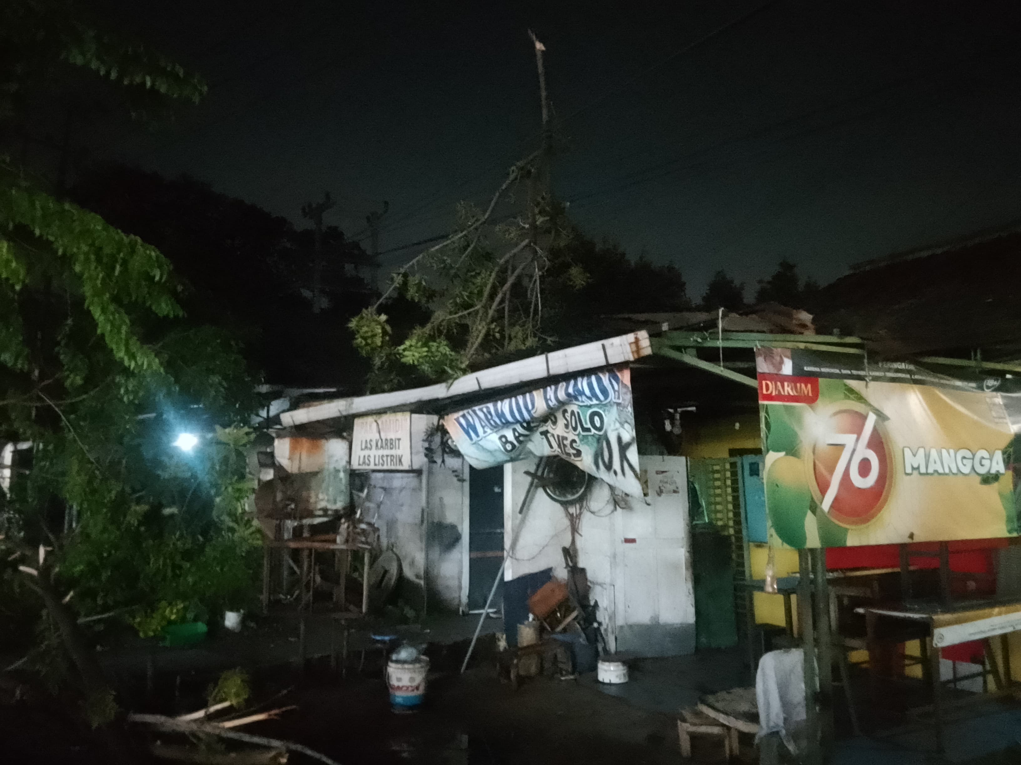 RUSAK : Kondisi atap rumah warga yang rusak di Waru Sidoarjo usai diterjang angin kencang, Kamis (14/2) sore. (DIKY PUTRA SANSIRI/RADAR SIDOARJO)