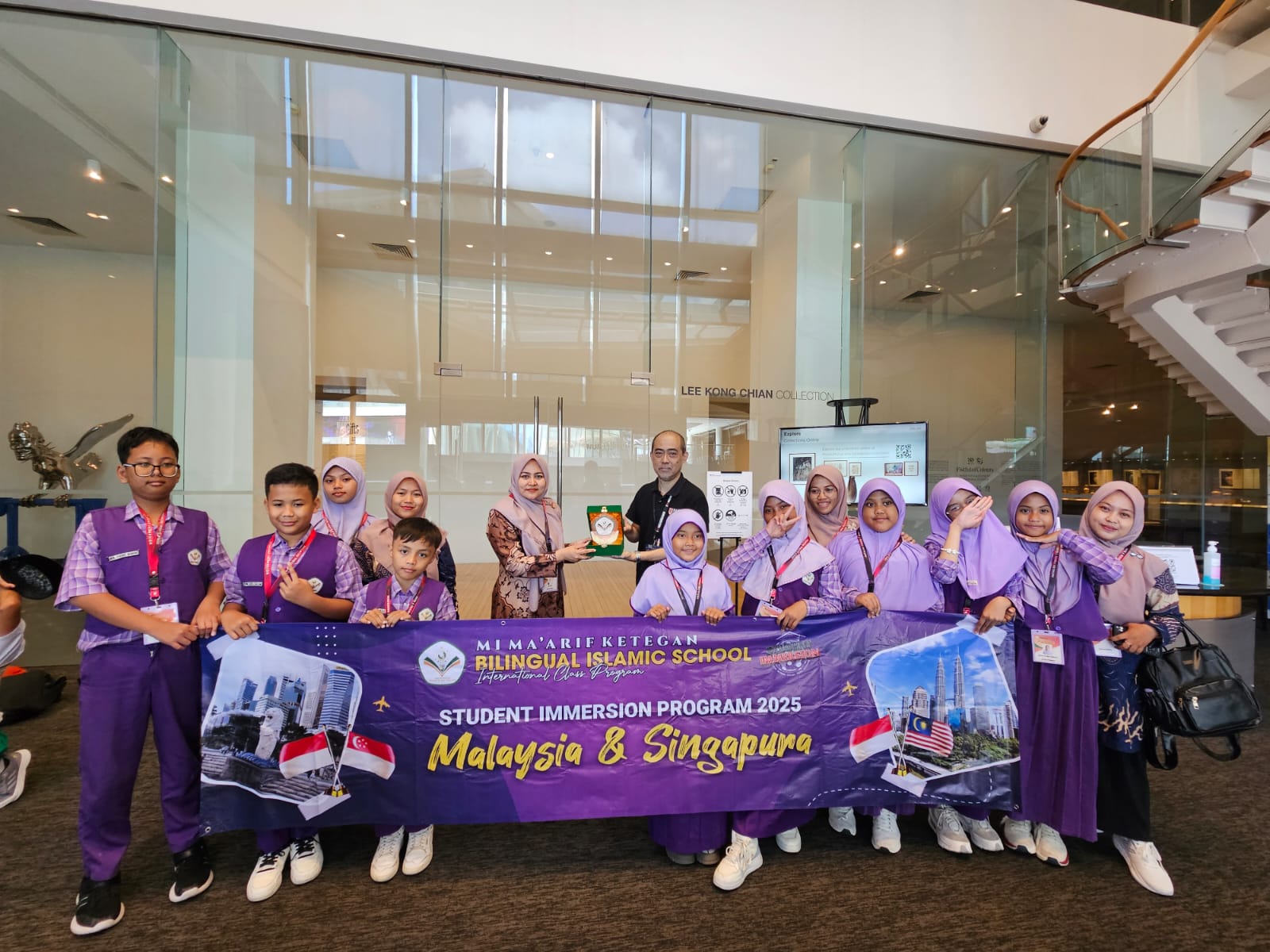 EDUKASI : Kepala Ml Maarif Ketegan Umi Salamah bersama siswa dan Learning visit di Nadional University Singapore (NUS) Museum. (IST/RADAR SIDOARJO)