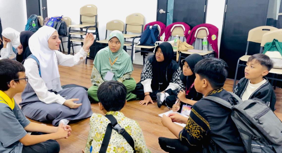 MENYIMAK : Siswa saat belajar bersama di Al-Hamra Internasional Integrated School Malaysia. (IST/RADAR SIDOARJO)