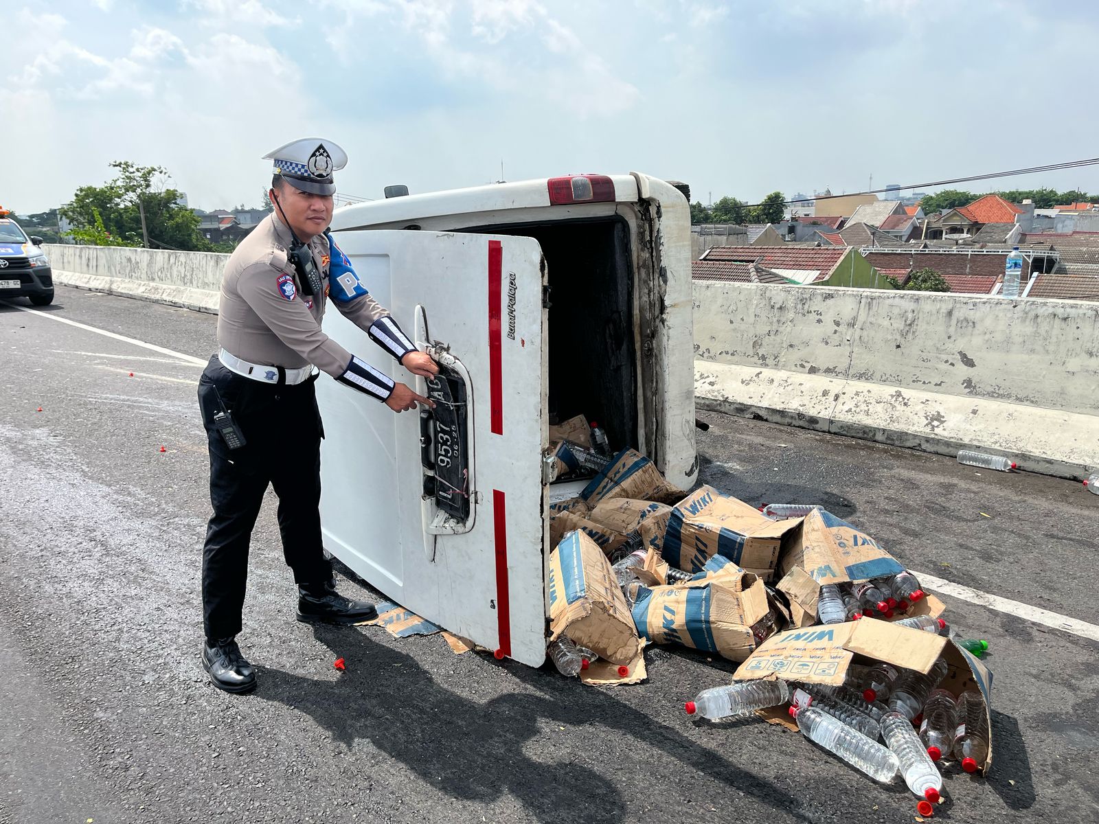 AMBYAR : Kondisi Daihatsu Gran Max muat air aki yang terguling di Tol Juanda arah Waru, Sidoarjo Jumat (14/2). (IST/RADAR SIDOARJO)