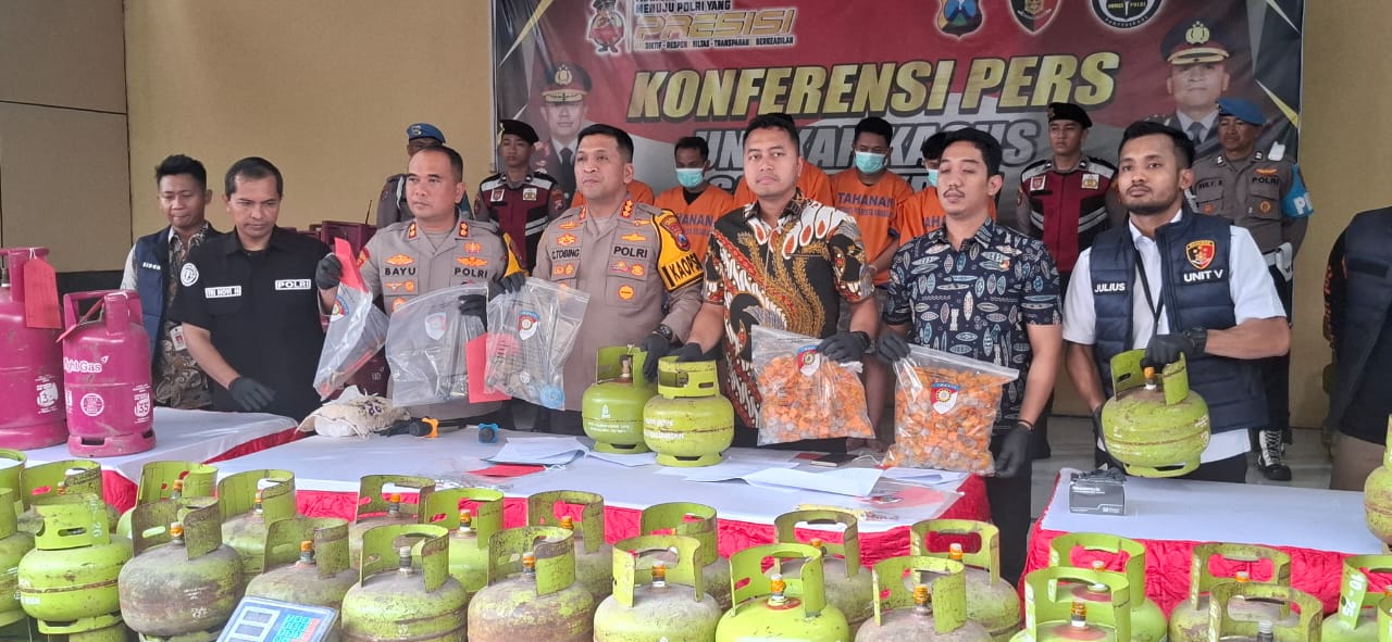 DISITA : Kapolresta Sidoarjo Kombes Pol Christian Tobing bersama barang bukti ratusan tabung gas LPG 3 kg dan 12 kg yang disita dari lima tersangka pengoplosan. (GUNTUR IRIANTO/RADAR SIDOARJO)