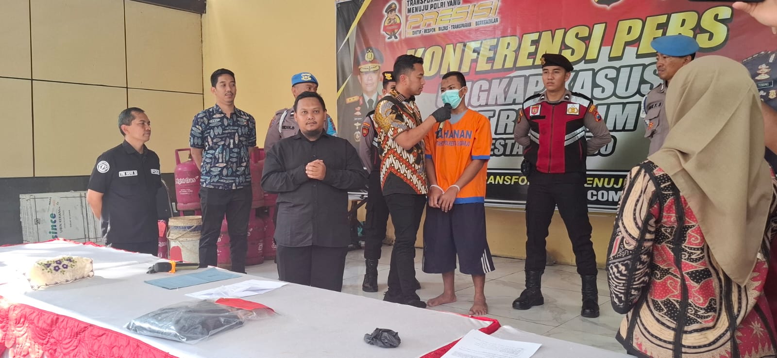 DIAMANKAN : Tersangka GS saat ditangkap Unit PPA Satreskrim Polresta Sidoarjo usai rudapaksa anak tirinya. Ayah tiri ini ancaman korban saat memancarkan aksinya. (GUNTUR IRIANTO/RADAR SIDOARJO)