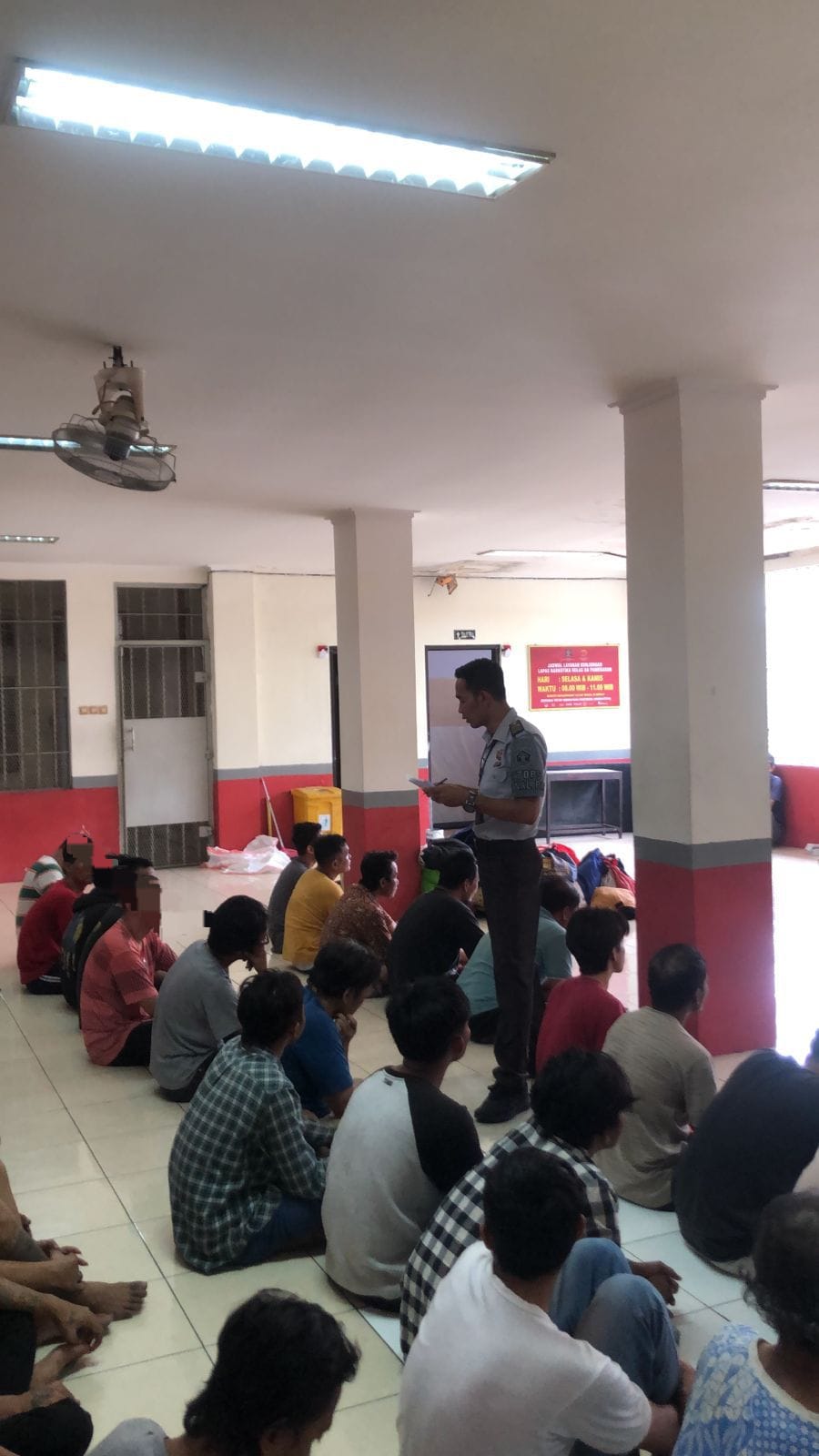 DILAYAR : Proses pemindahan narapidana di Rutan Kelas I Surabaya, Medaeng, Waru, Sidoarjo. (IST/RADAR SIDOARJO)