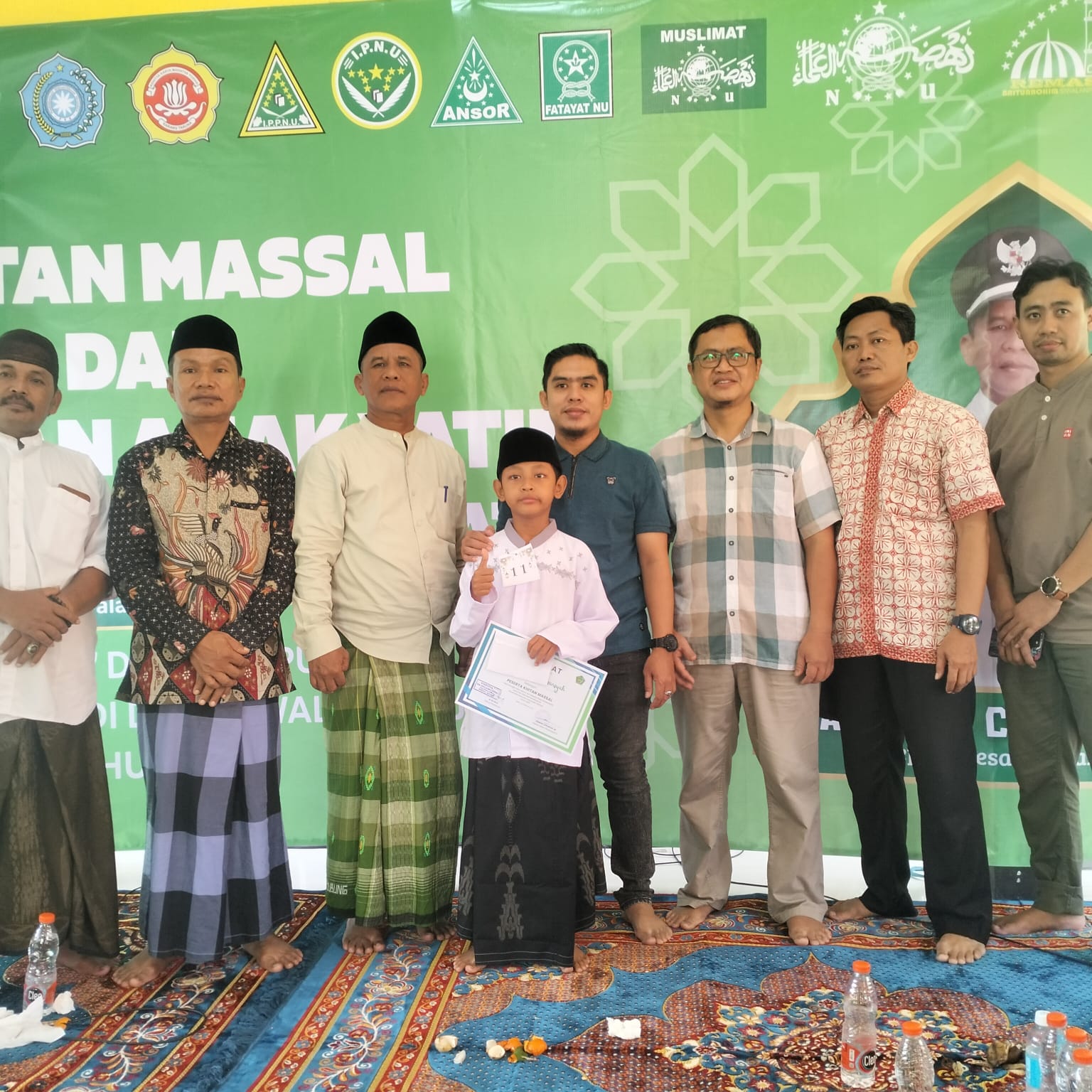 BERKAH: Kepala Desa Siwalanpanji Ahmad Choiron (tiga dari kiri) bersama anak yang di khitan massal bersama petugas dokter. (ANAS/RADAR SIDOARJO)