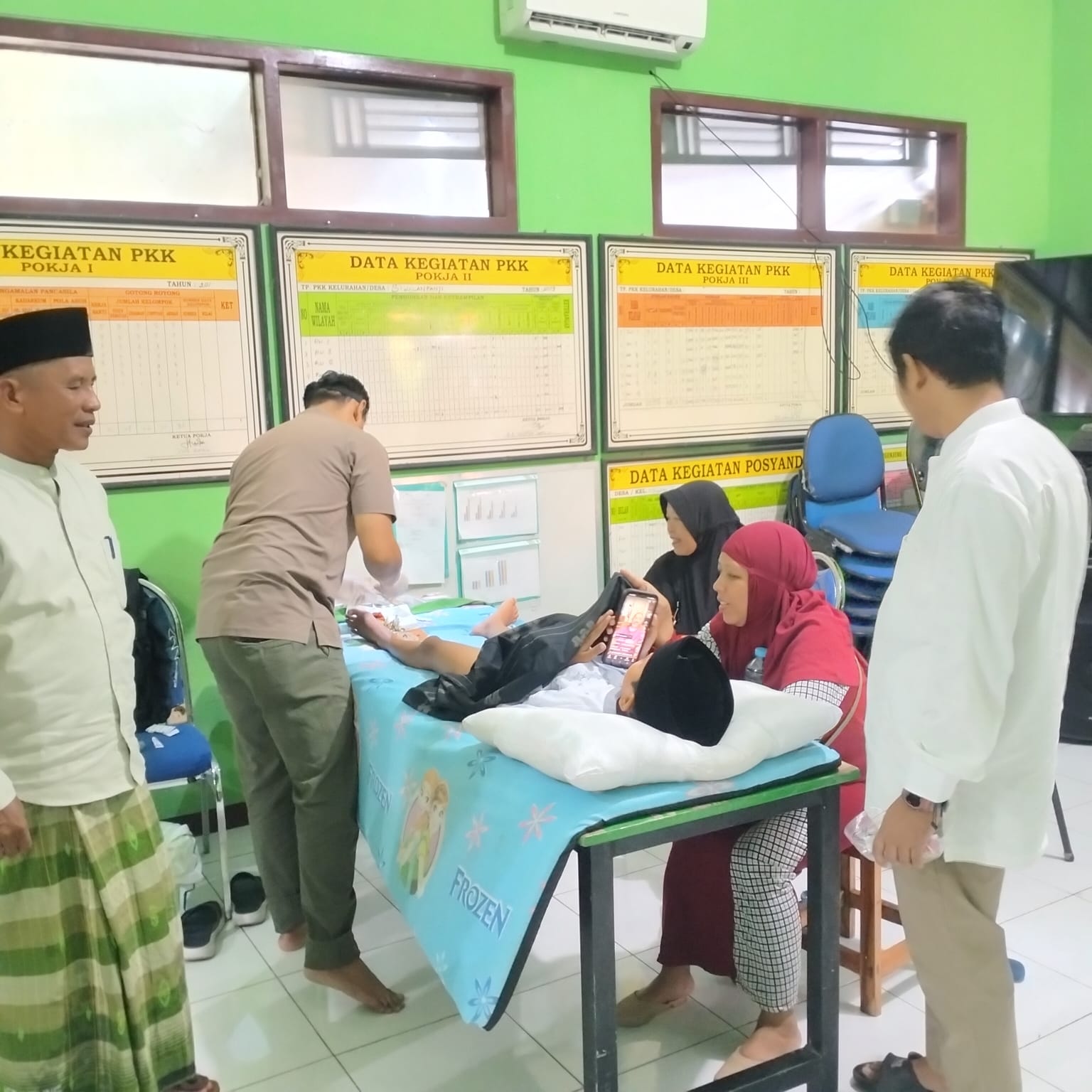 GRATIS :Kepala Desa Siwalanpanji Achmad Choiron (kiri) saat memantau saat khitan massal. (ANAS/RADAR SIDOARJO)