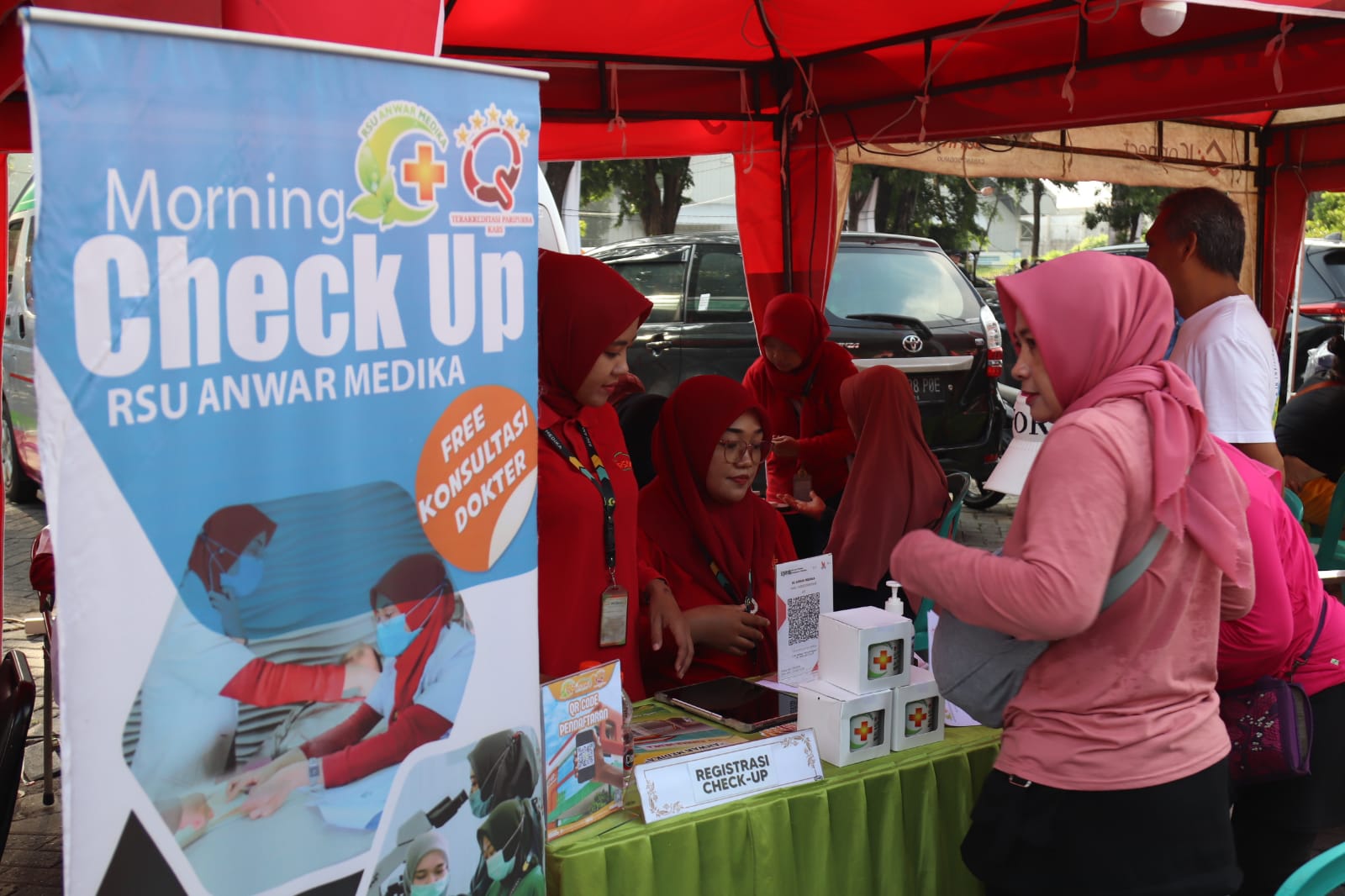 TERJANGKAU : RSU Anwar Medika, Balongbendo, Sidoarjo, ikut dalam festival UMKM. Mereka memberikan layanan medical check up pada warga.  (SURYANTO/RADAR SIDOARJO)