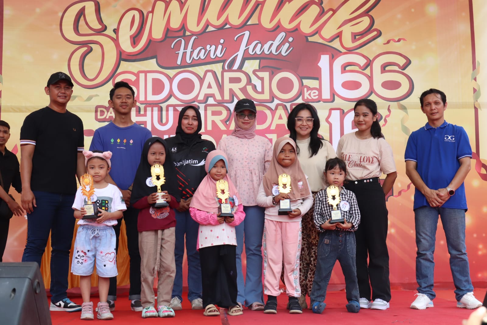 SUKSES : Pemenang lomba mewarnai yang diselenggarakan daalm rangka Hari Jadi Sidoarjo dan HUT Radar Sidoarjo.   (SURYANTO/RADAR SIDOARJO)