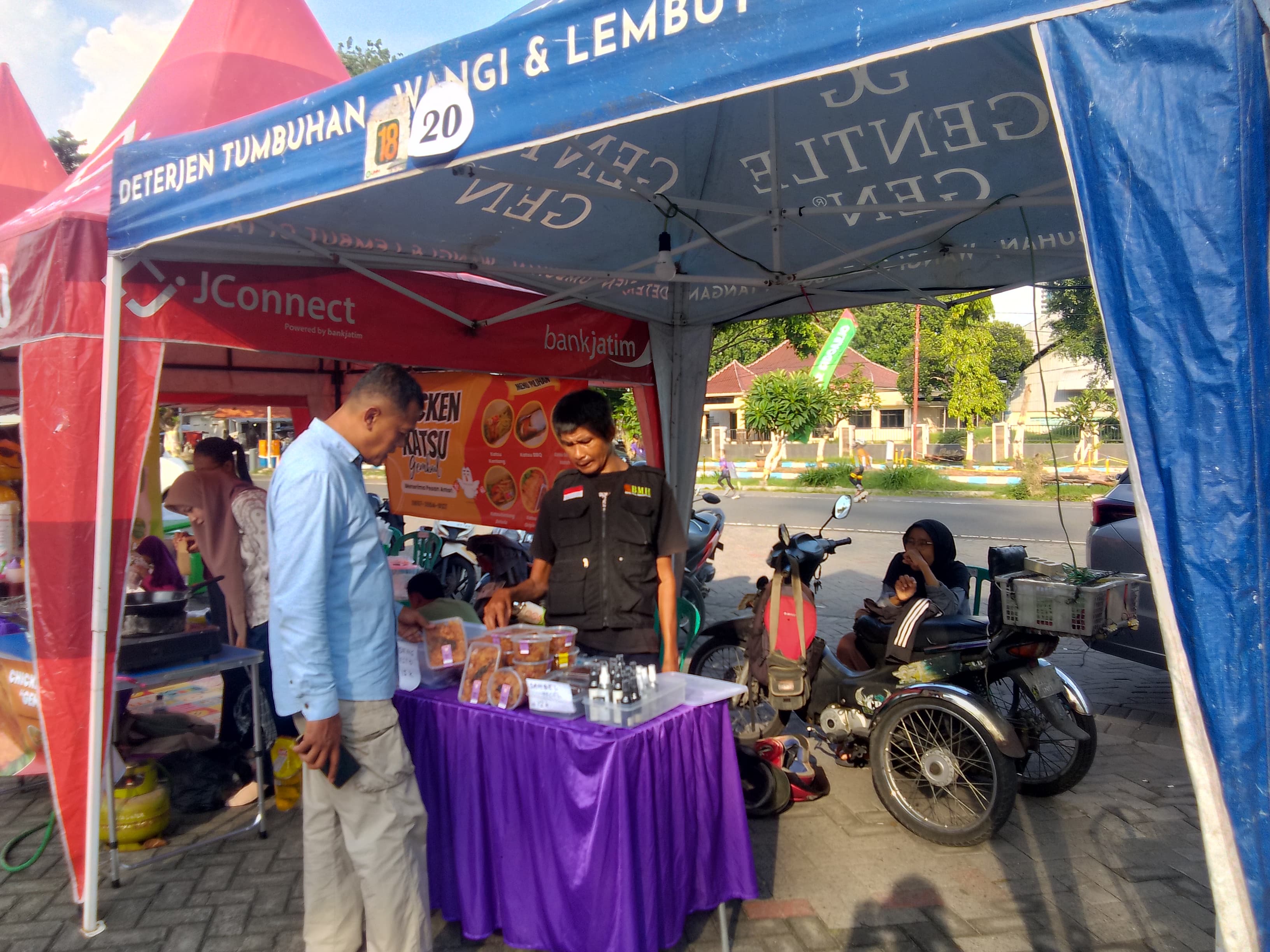 TERUS BERKARYA : UMKM binaan BMH di Semarak Hari Jadi Sidoarjo dan HUT Radar Sidoarjo. (DIKY SANSIRI/RADAR SIDOARJO)