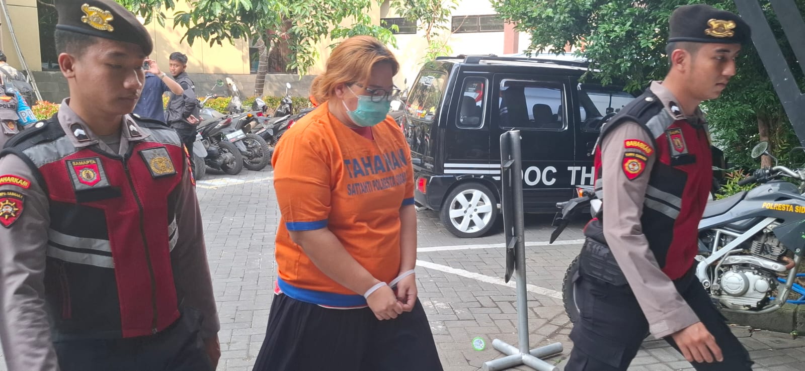 MENANGIS : Tersangka RAW saat diamankan Satreskrim Polresta Sidoarjo. Warga Candi ini menyiram anak kandungnya menggunakan air panas. (GUNTUR IRIANTO/RADAR SIDOARJO)