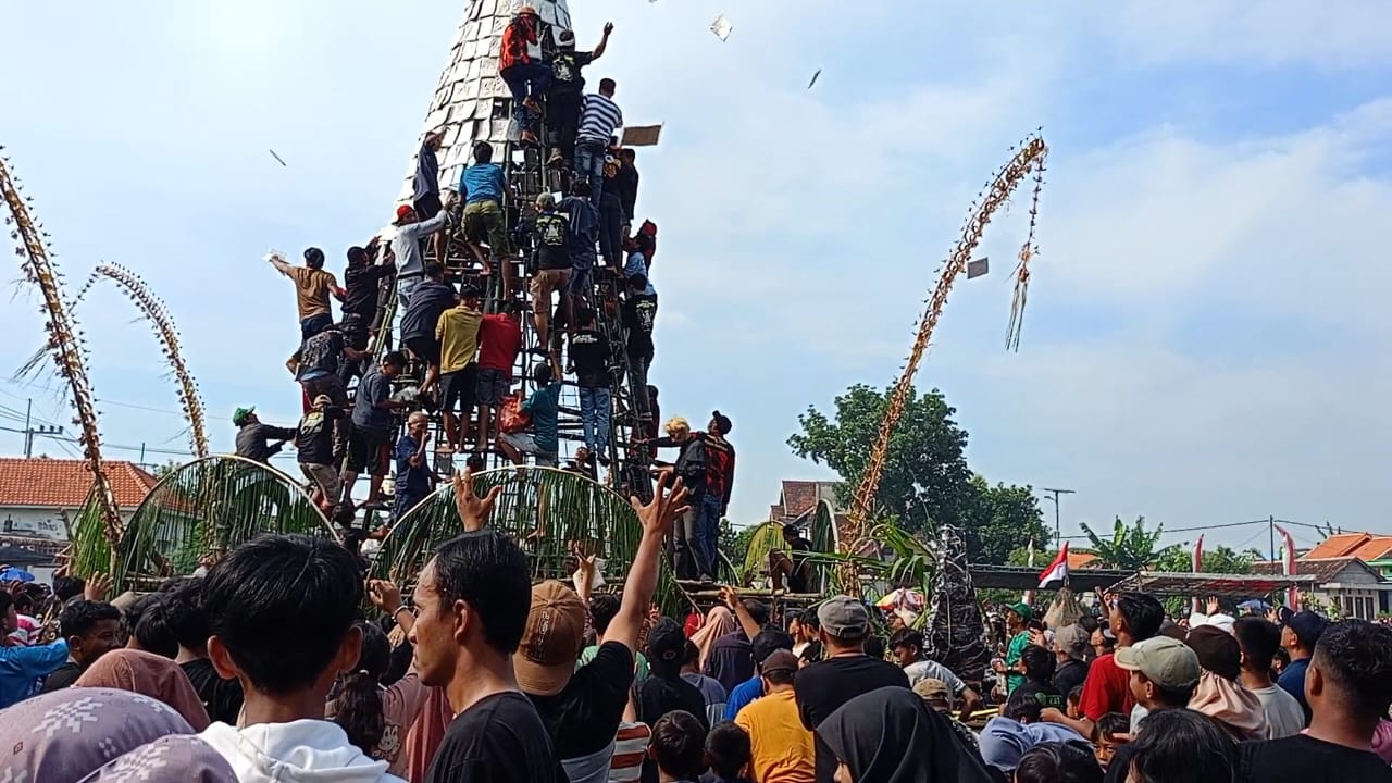 TRADISI DESA: Warga saat berebut gunungan tempe di Desa Sedenganmijen, Krian, Sidoarjo. (IST/RADAR SIDOARJO)