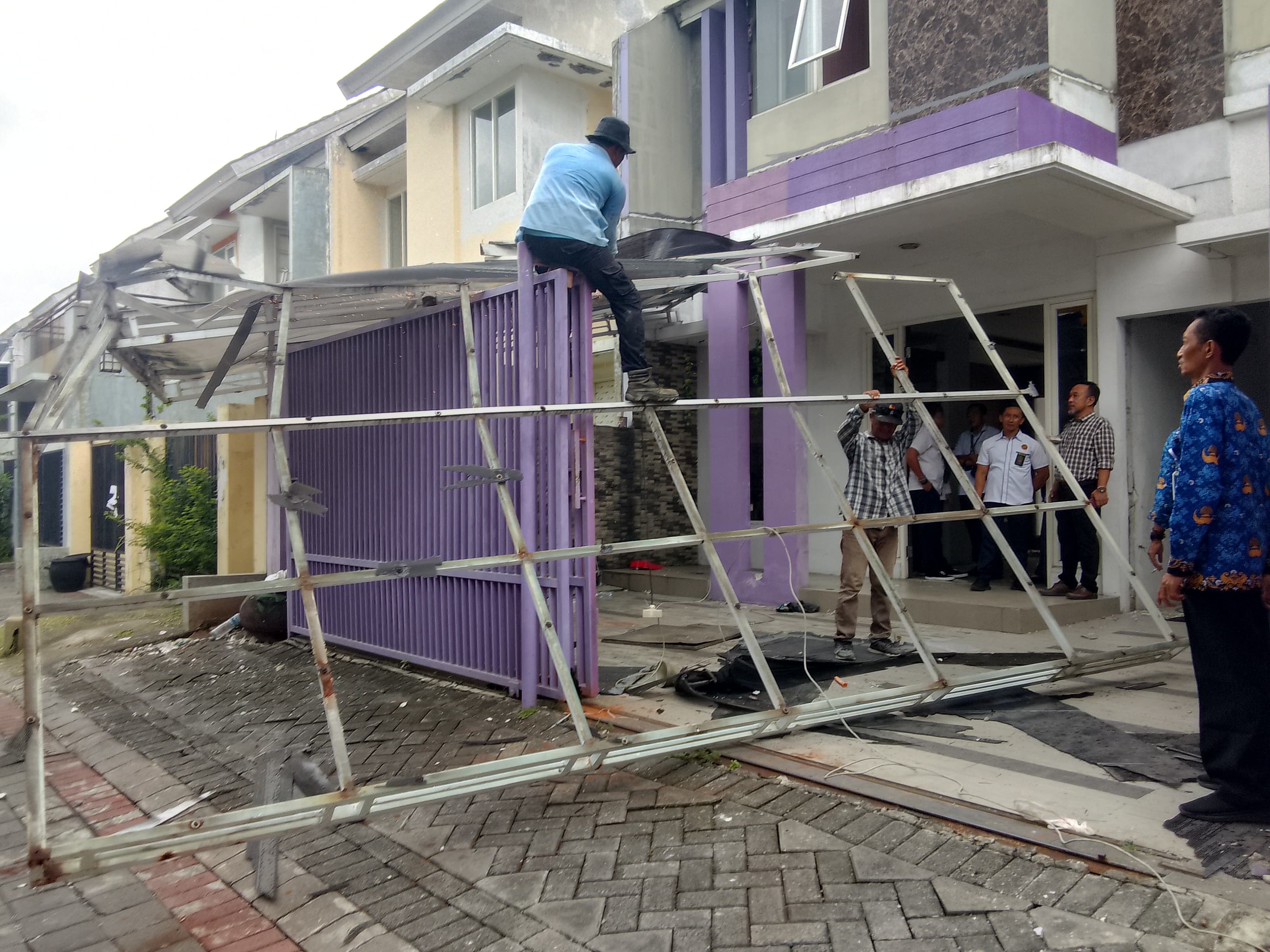 KONDUSIF : Proses eksekusi rumah di Perum Delta Sari Regency, Kureksari, Waru, Sidoarjo, Senin (17/2). (DIKY PUTRA SANSIRI/RADAR SIDOARJO)