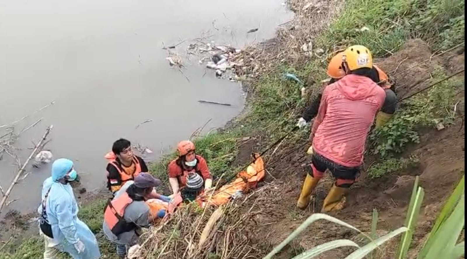 EVAKUASI : Petugas BPBD Sidoarjo mengevakuasi mayat Mr X yang terapung di Sungai Brantas Desa Kebonagung, Porong, Sidoarjo. (IST/RADAR SIDOARJO)