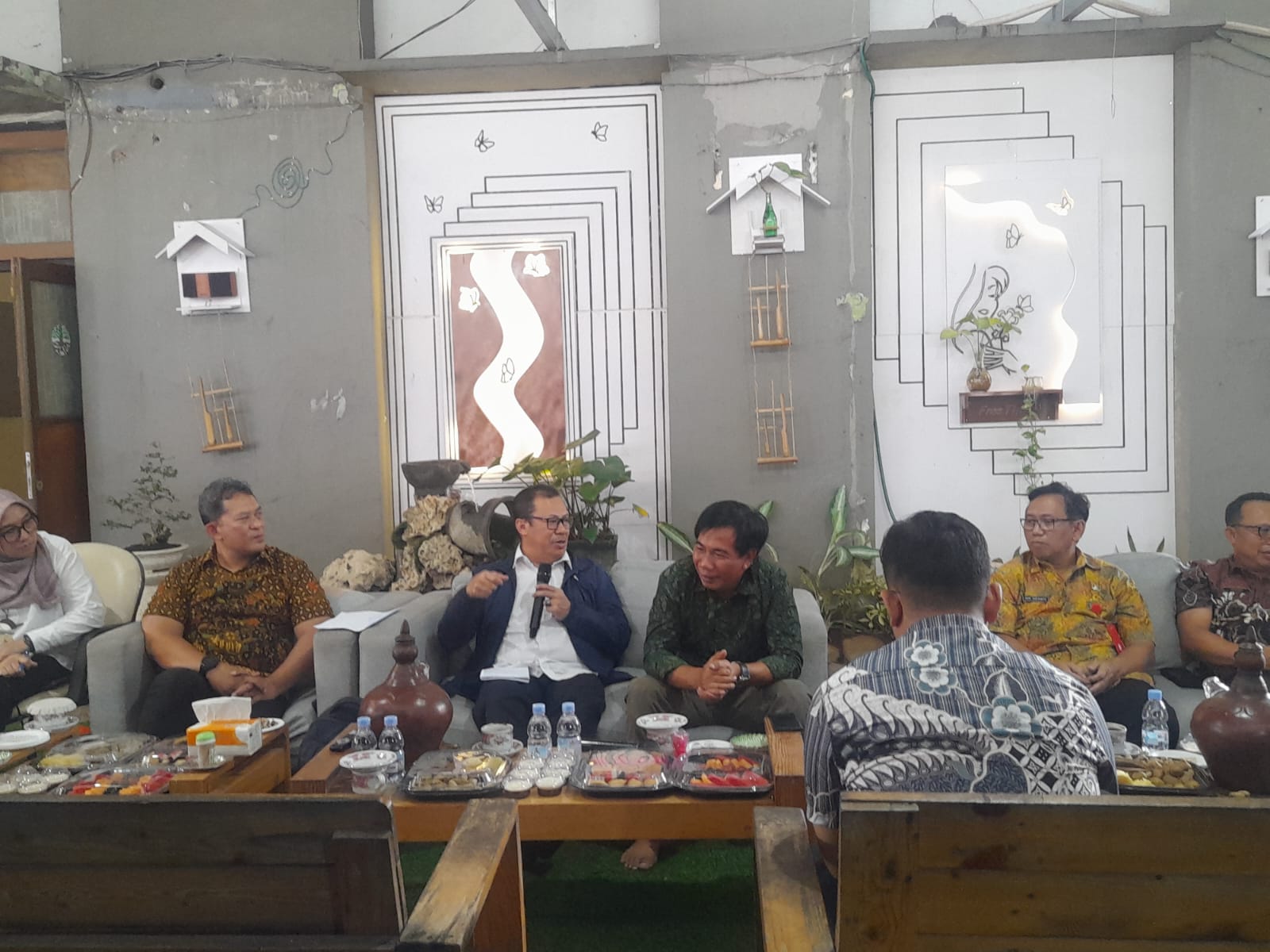 SINERGI: Pertemuan antara Direktur Pengurangan Sampah dan Pengembangan Ekonomi Sirkular KLH RI, Agus Rusly dan Kepala DLHK Sidoarjo, Bahrul Amig. (M SAIFUL ROHMAN/RADAR SIDOARJO)