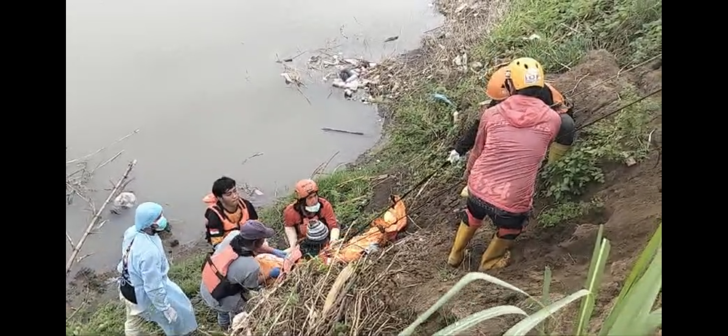 PENYELIDIKAN : Polsek Porong masih menyelidiki identitas mayat yang ditemukan di Sungai Brantas Desa Kebonagung, Porong, Sidoarjo. (IST/RADAR SURABAYA)