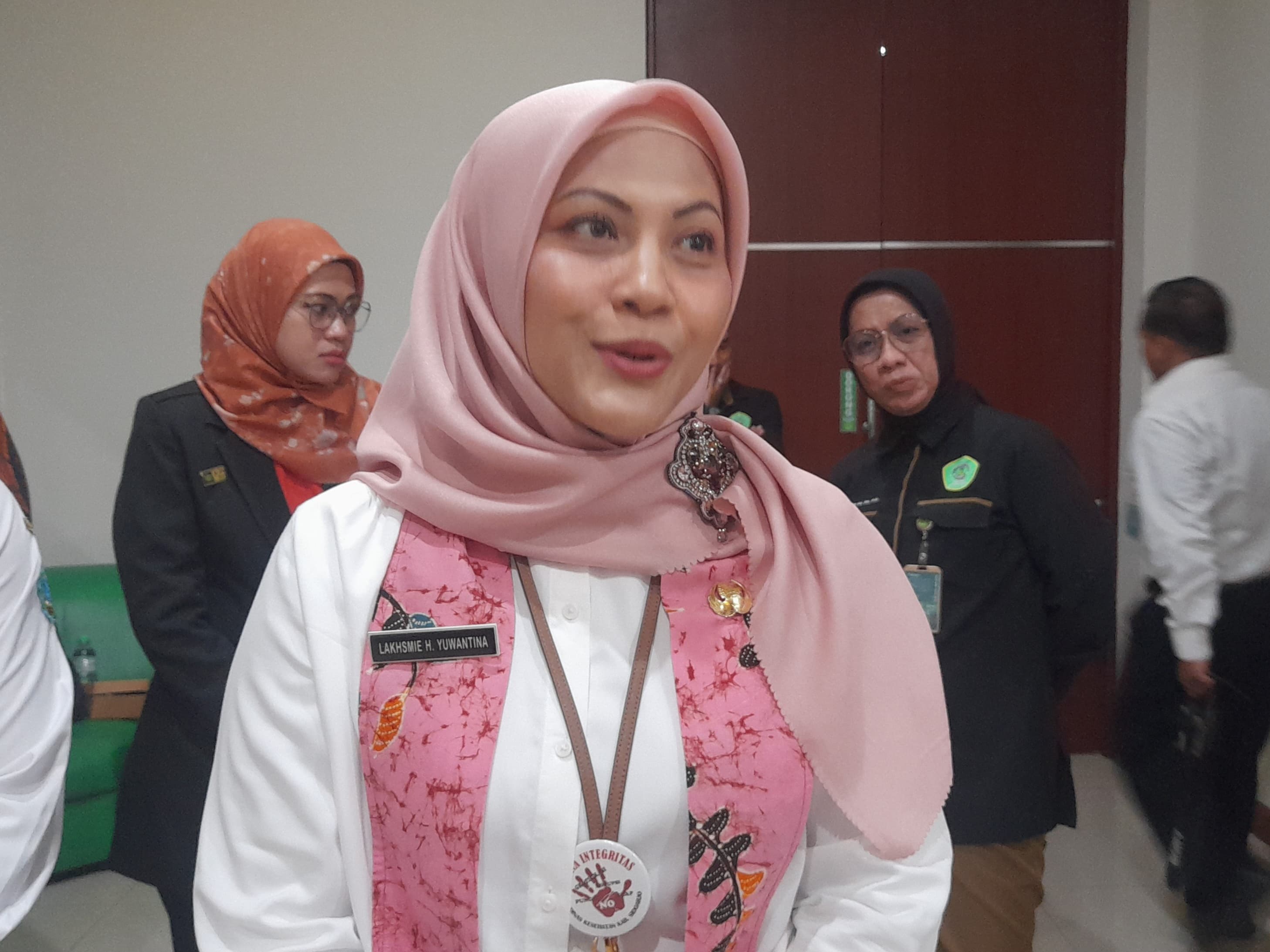 PRIORITAS : Plt Kepala Dinas Kesehatan (Dinkes) Sidoarjo, dr Lakhsmie Herawati Yuwantina mengungkapkan layanan kesehatan tak terdampak efisiensi anggaran. (M SAIFUL ROHMAN/RADAR SIDOARJO)