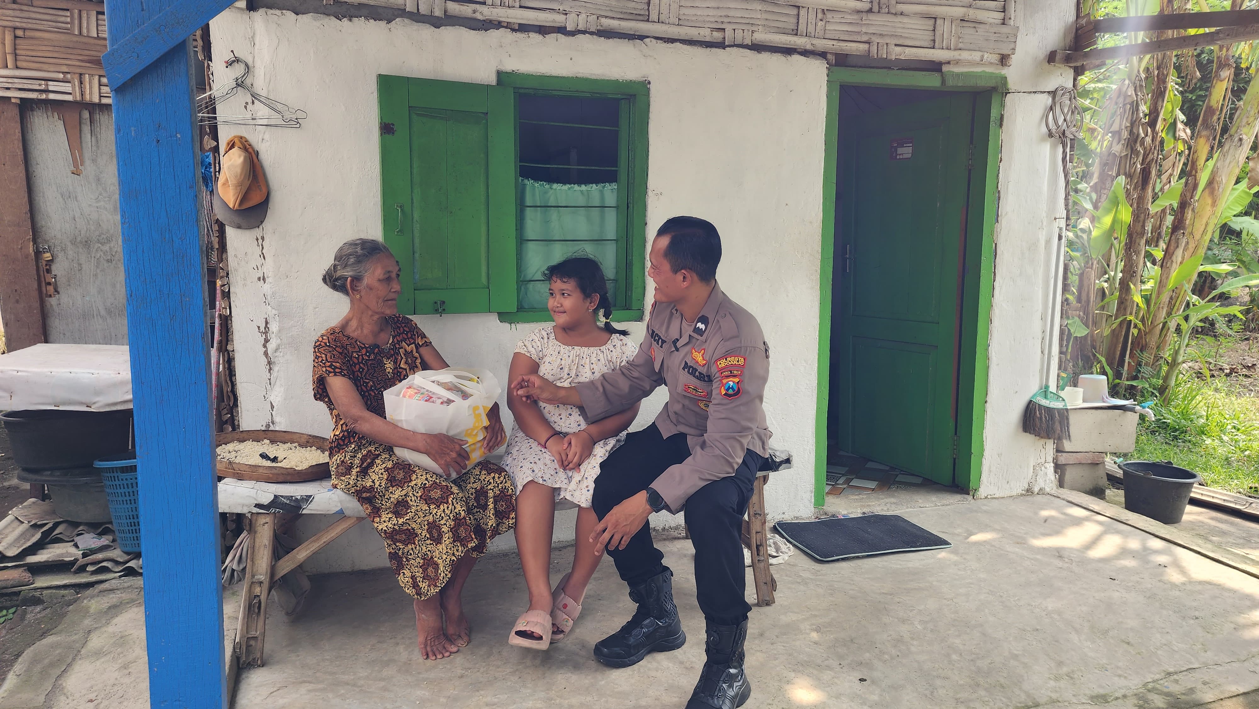 JENGUK : Bhabinkamtibmas Desa Kebaron, Polsek Tulangan, saat berkunjung ke rumah nenek Kayuna, Kamis (20/2). (IST/RADAR SIDOARJO)