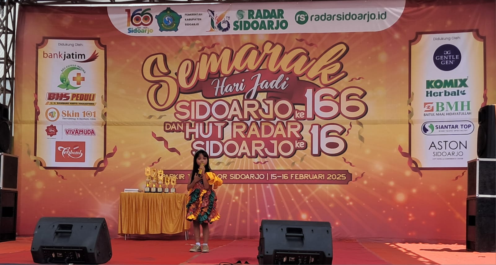 BERBAKAT : Sherina saat tampil di Semarak Hari Jadi Sidoarjo dan HUT Radar Sidoarjo. (SURYANTO/RADAR SIDOARJOl)